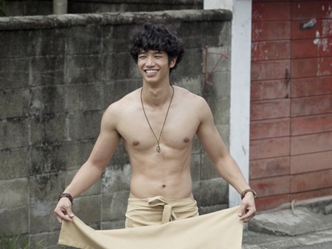 劉以豪主演《沒有名字的甜點店》，首集就有只穿四角褲奔跑的養眼畫面，狂露人魚線。（公共電視提供）