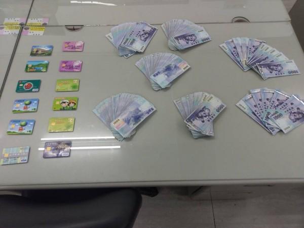 警方盤查,當場查扣管女自寄物櫃領取內有人頭帳戶金融卡及工作手機的包裹。(警方提供)