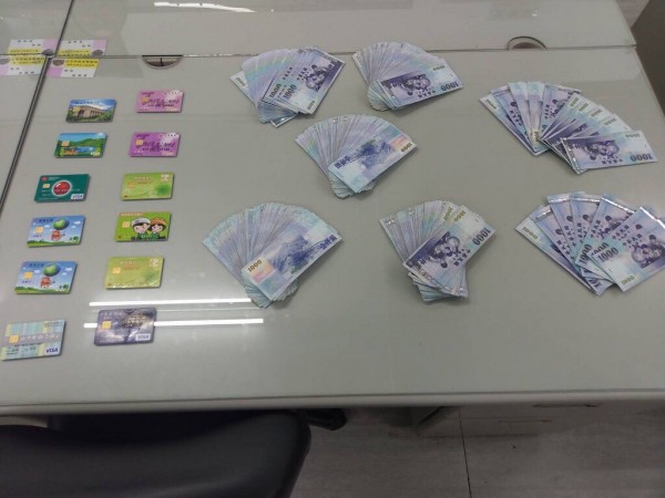 警方盤查，當場查扣管女自寄物櫃領取內有人頭帳戶金融卡及工作手機的包裹。（警方提供）