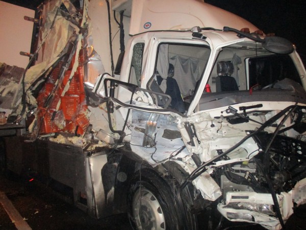 白色貨車準備載運蔬菜北上,車禍後車頭幾乎全毀。(警方提供)