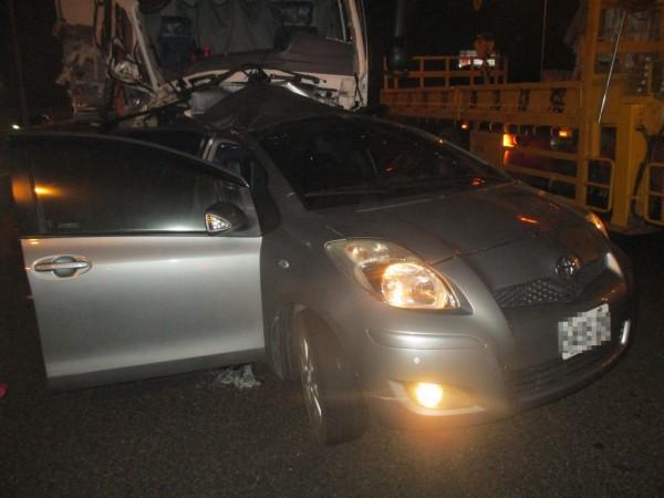 銀色自小客被後方白色大貨車追撞，造成後座江姓女子死亡。（警方提供）