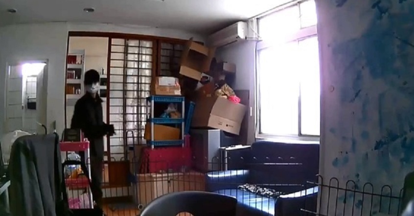 竊賊臨走前還看了監視器鏡頭一眼。（翻攝自爆料公社）