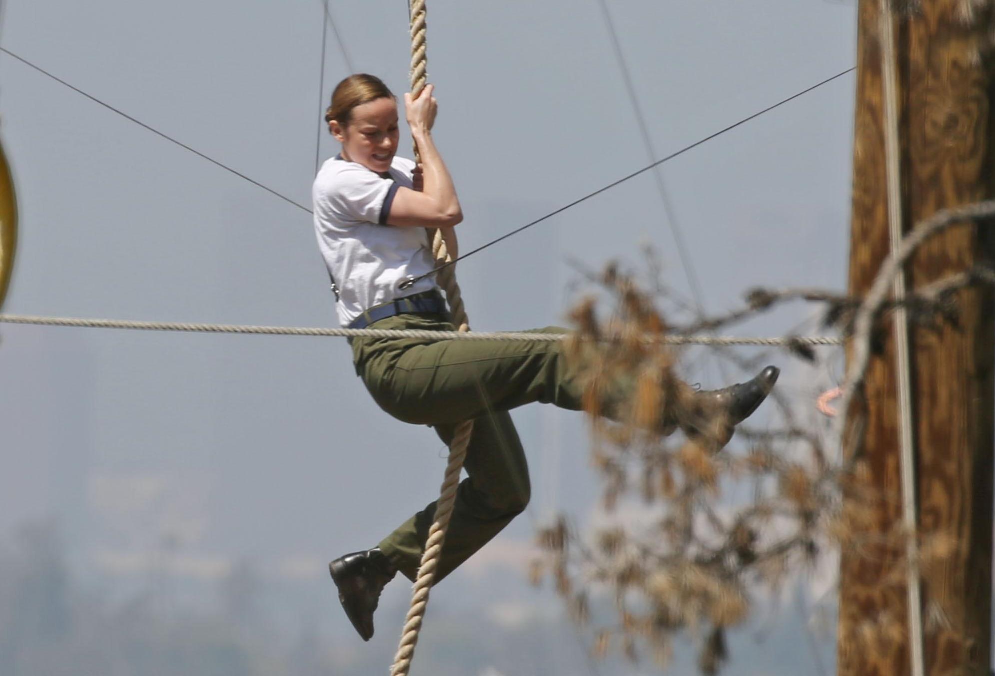 布麗拉森拍攝吊鋼絲攀繩的動作戲，不少人酸她虎背熊腰、伙食太好，但確實她是有點過壯。（東方IC）