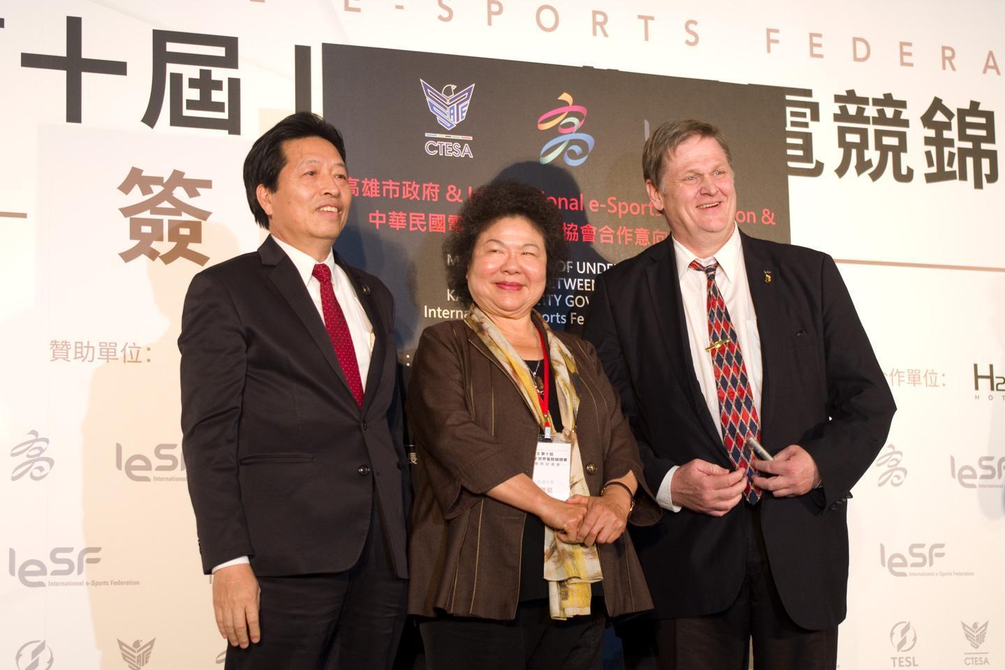 IESF理事代表Colin Webster（右）、高雄市長陳菊（中）及CTESA理事長鄭寶清進行簽約。