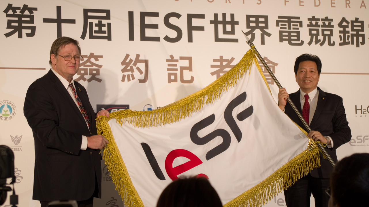 「IESF世界電競錦標賽」11月在台舉辦,IESF理事代表Colin Webster(左)來台授旗給CTESA理事長鄭寶清,並預祝賽事順利。