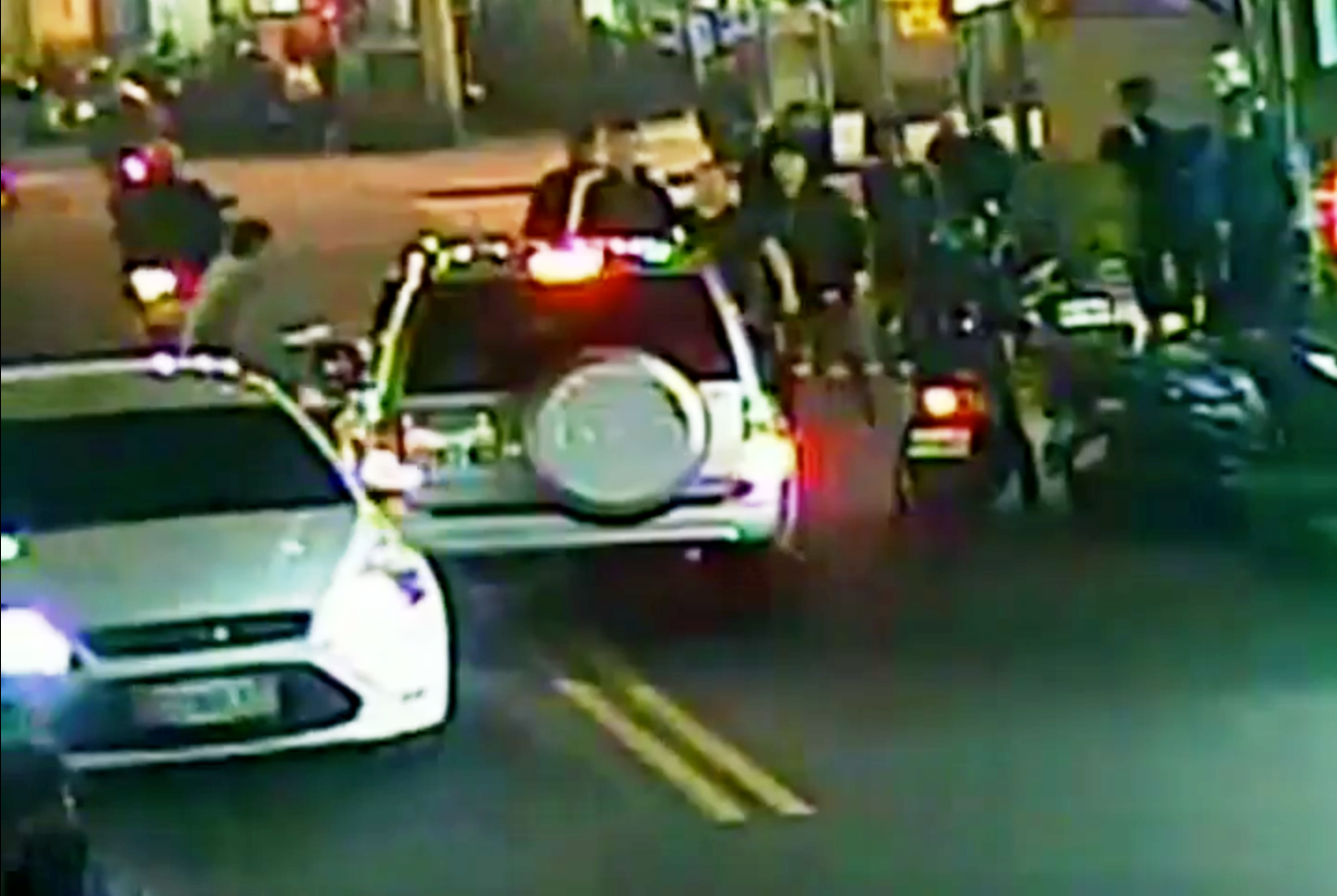 台北市湖光市場近日爆發街頭鬥毆，閻男糾眾對老婆的龐姓同事持鋁棒圍毆。（警方提供）