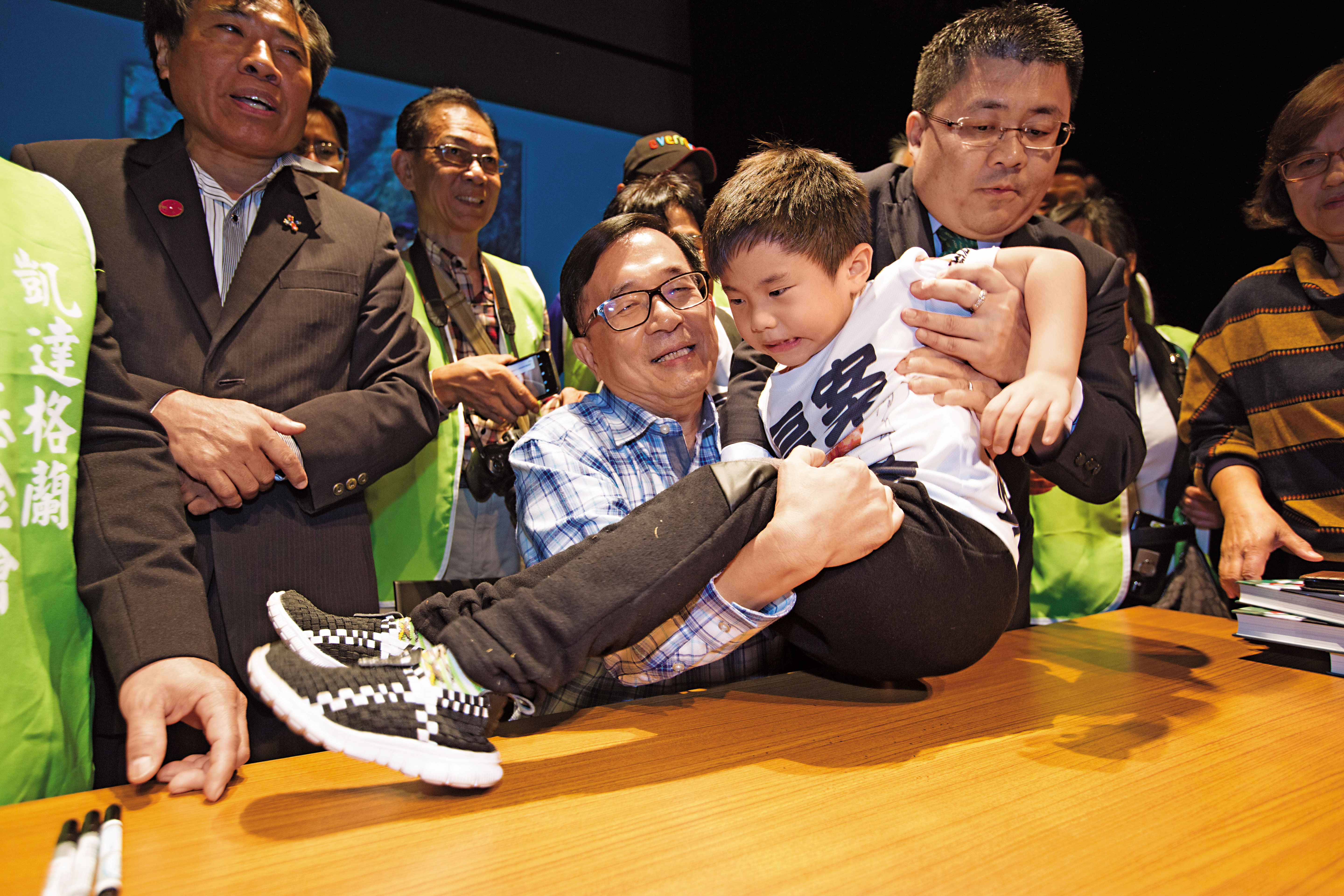 陳水扁因病保外就醫,竟然還能參加餐會及抱小孩,法院曾考量傳喚他出庭了解是否重啟審判。