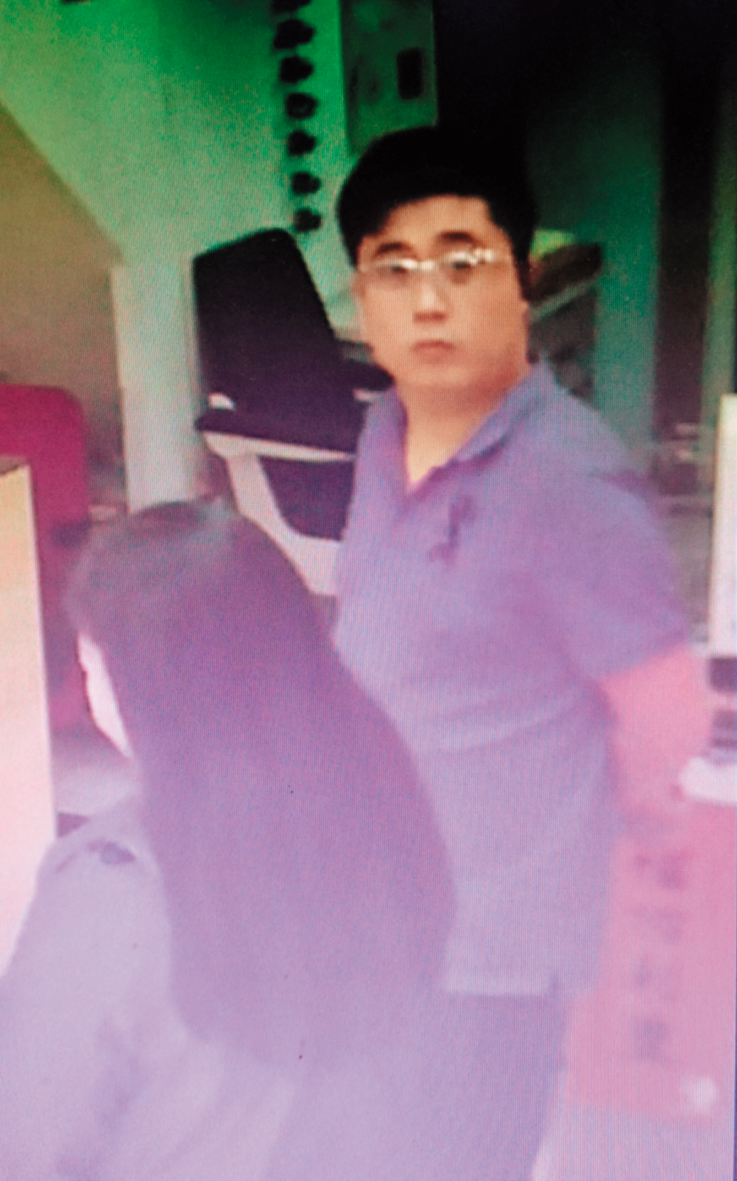 穿著藍色POLO衫的陳紹銘(右)佯裝業務,向眼鏡行推銷鏡框時左顧右盼,刻意避開監視器。(翻攝畫面)