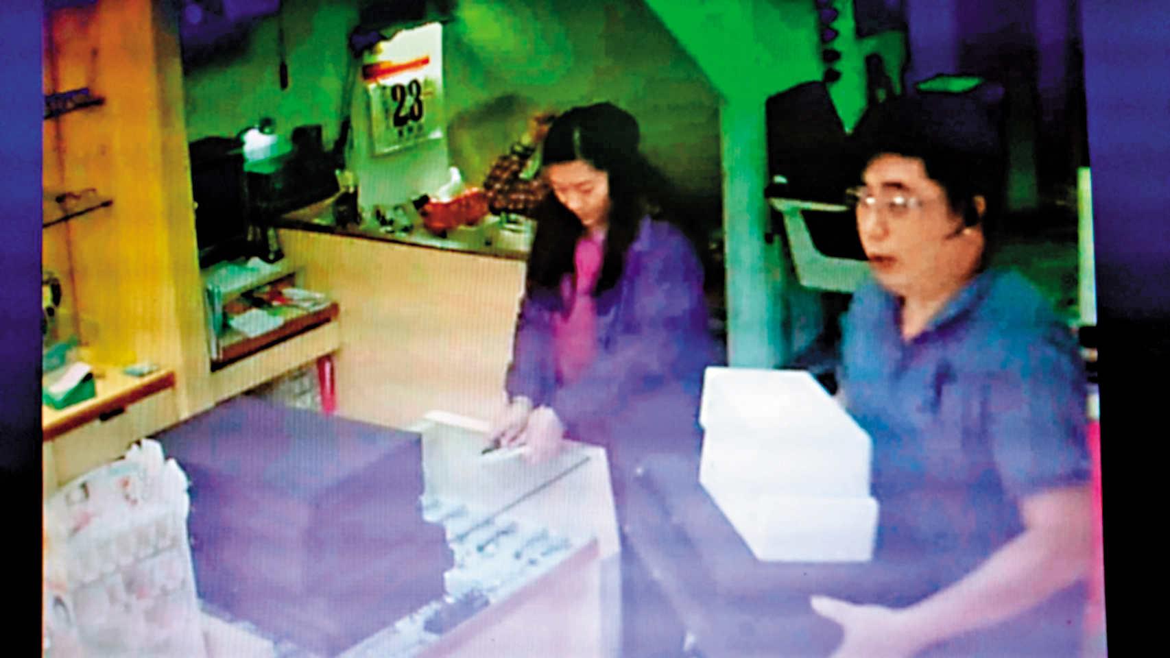 穿著藍色POLO衫的陳嫌（右）與何女（左），到基隆1間眼鏡行要求進貨，業者留下監視器影像，成為唯一關鍵證據。（翻攝畫面）