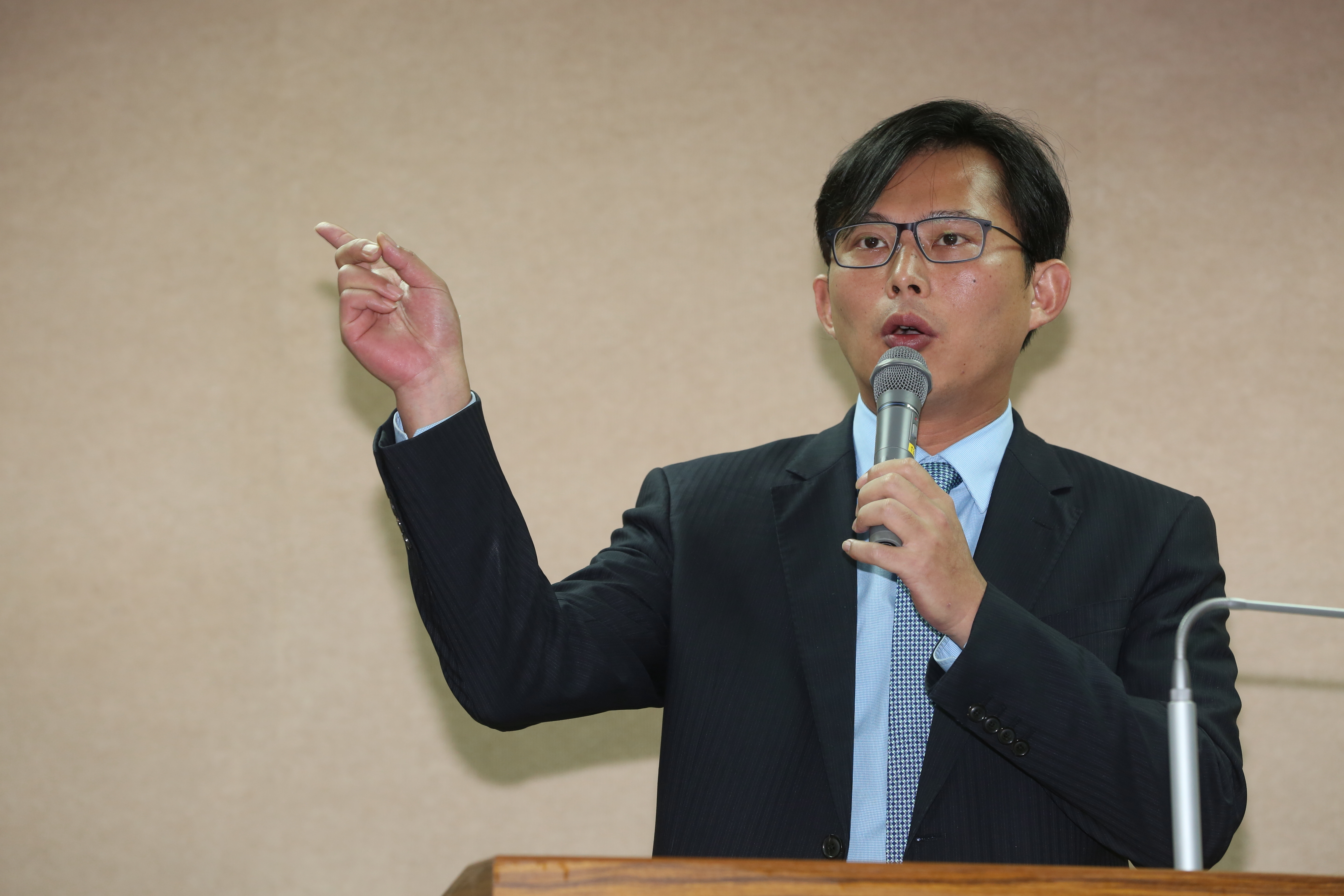 時代力量立委黃國昌質疑前監委黃煌雄「永遠拍對當權者的馬屁」。