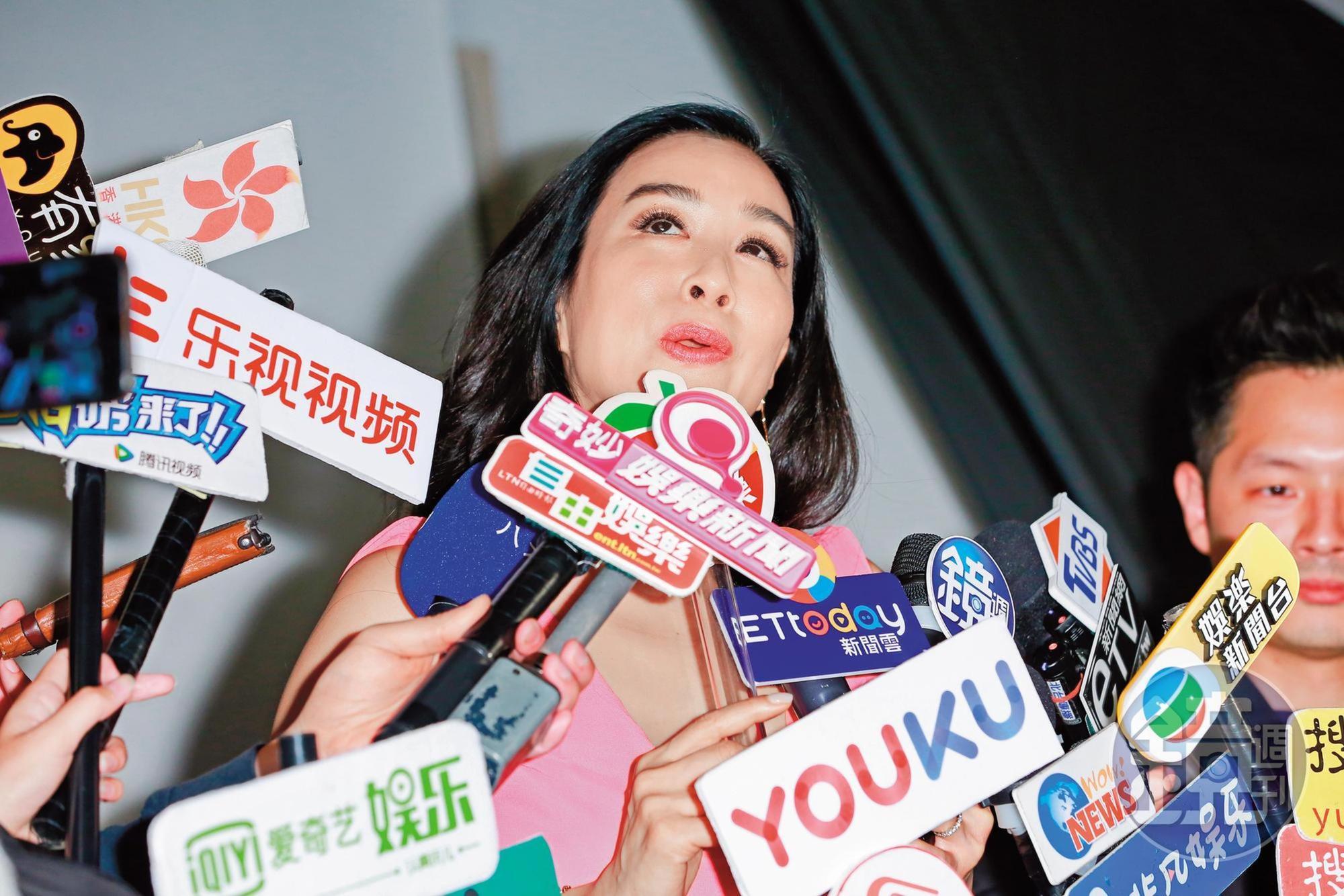 除了開放胸部，鍾麗緹的五官也很奔放又沒尺度，非常做自己。