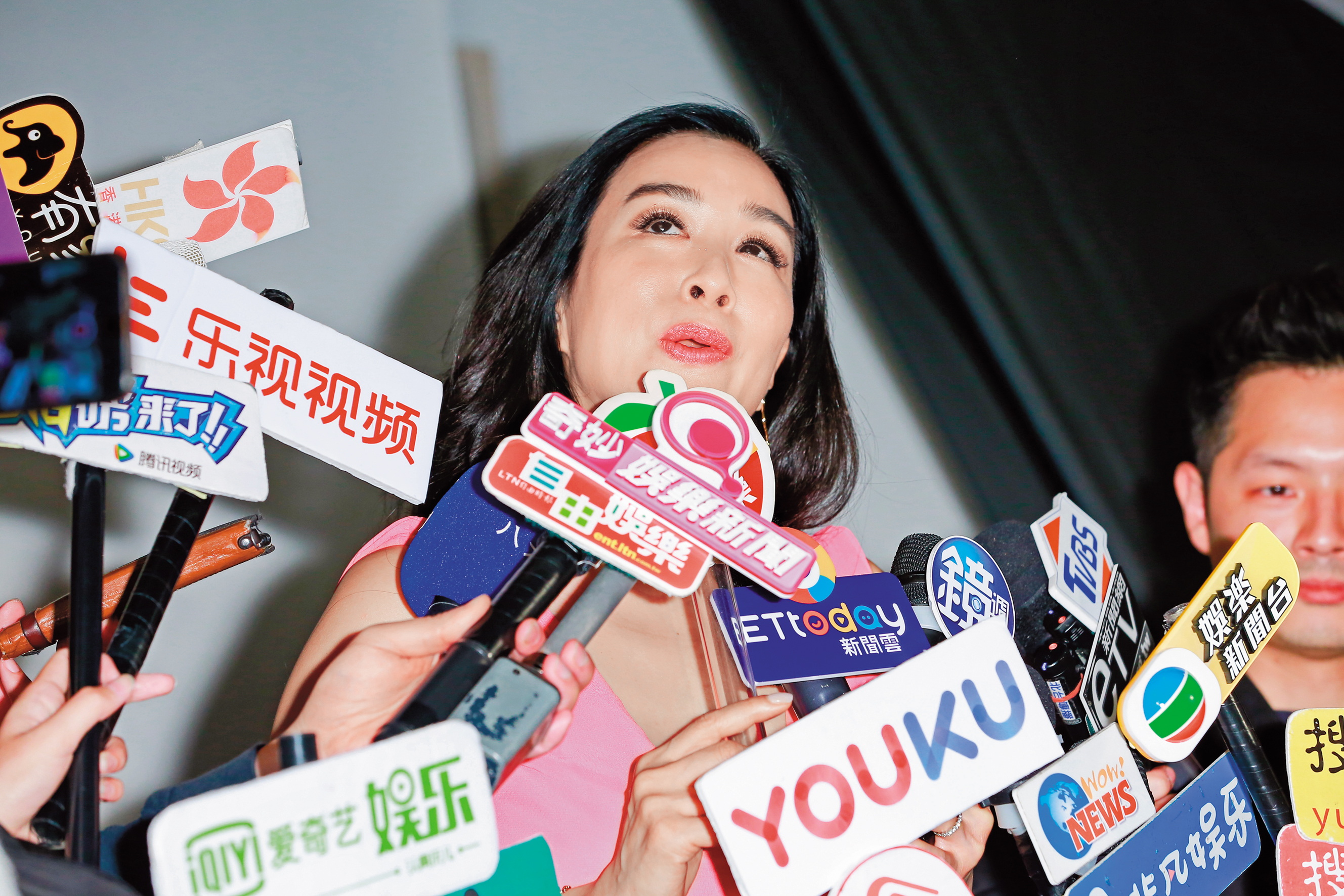 除了開放胸部，鍾麗緹的五官也很奔放又沒尺度，非常做自己。