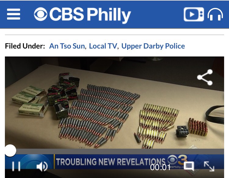 警方從孫安佐家中搜出的各式武器，數量驚人。（翻攝自CBS）