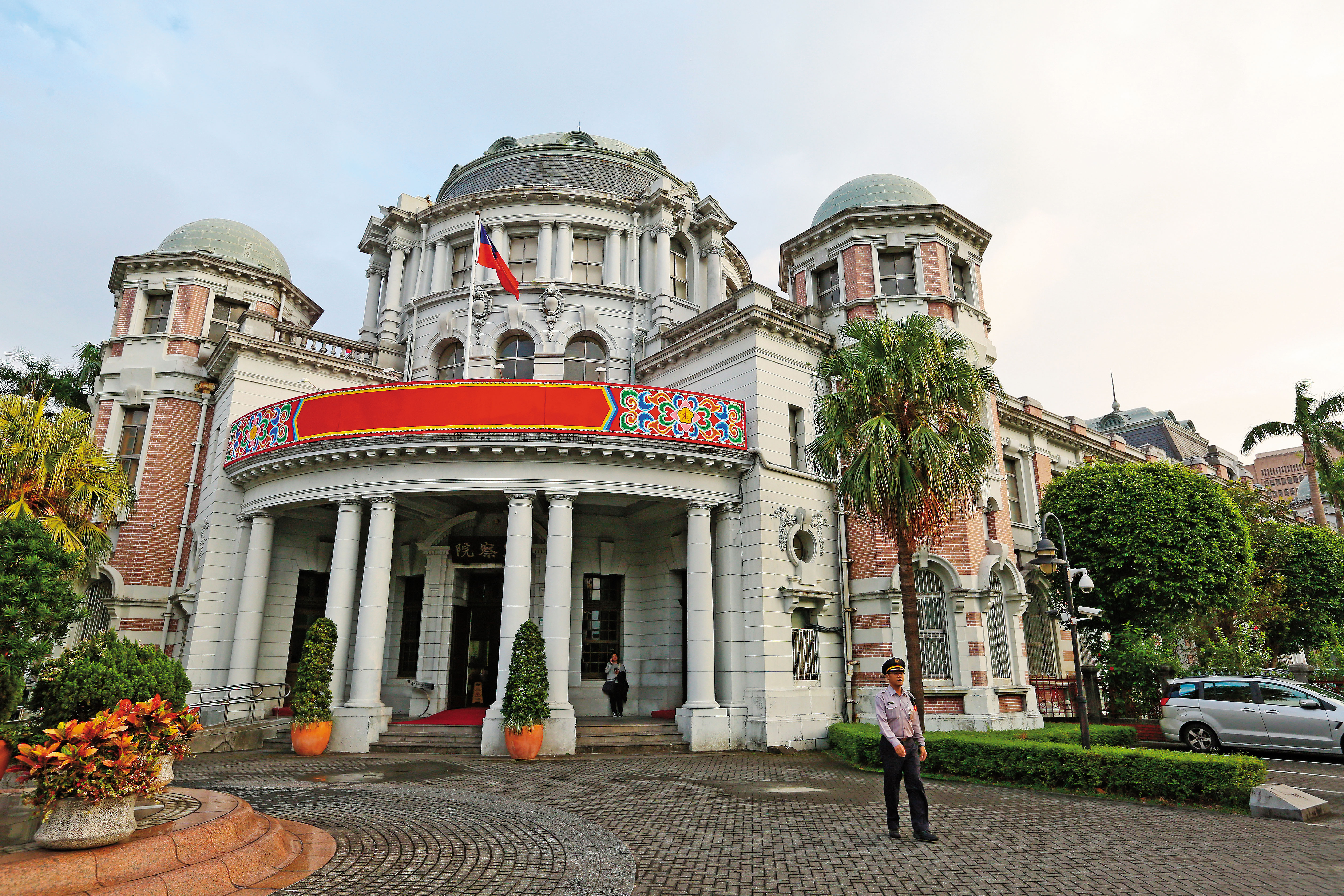 民進黨長期主張廢除監察院，但補提名陳師孟等人後，監察院因查辦扁案而成為媒體焦點。