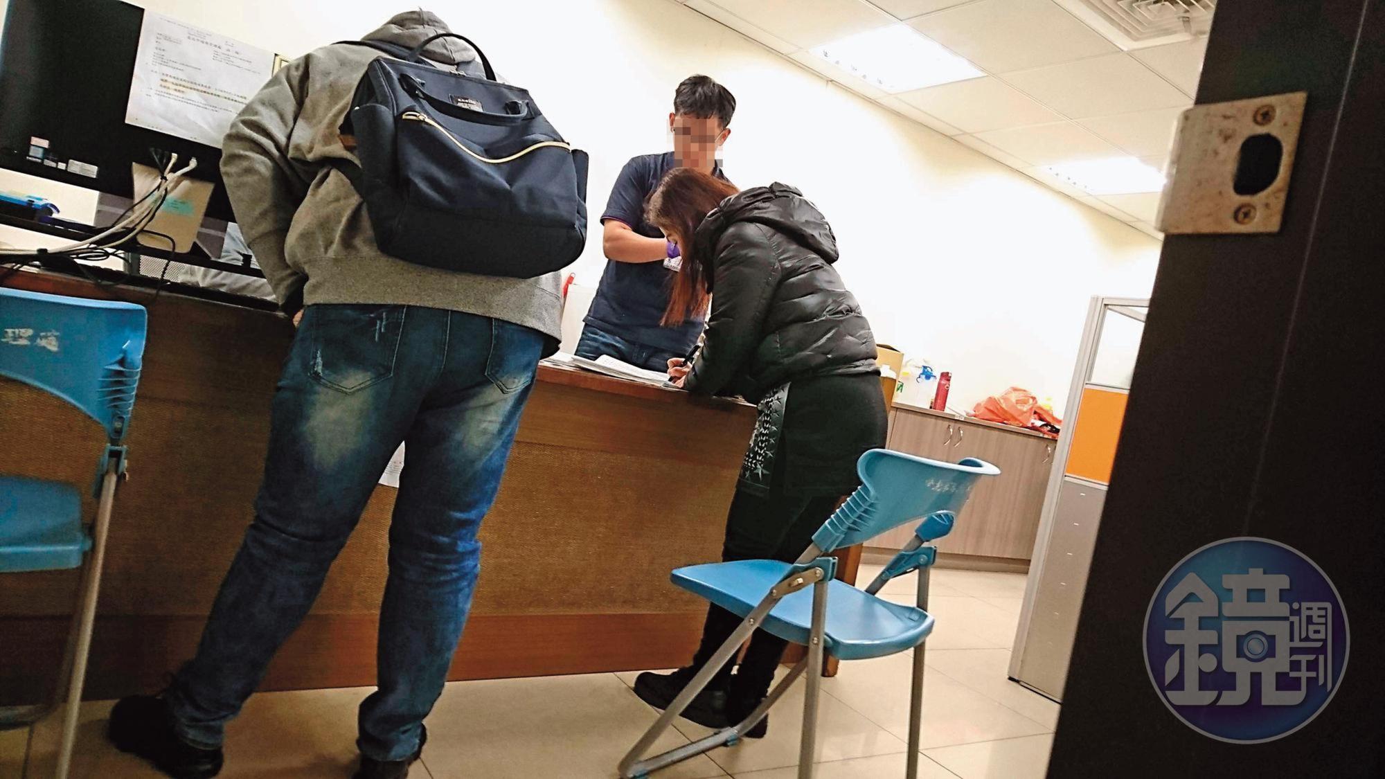 羅女(右)到二殯查看丈夫遺體,但殯葬處卻不讓她登記姓名。