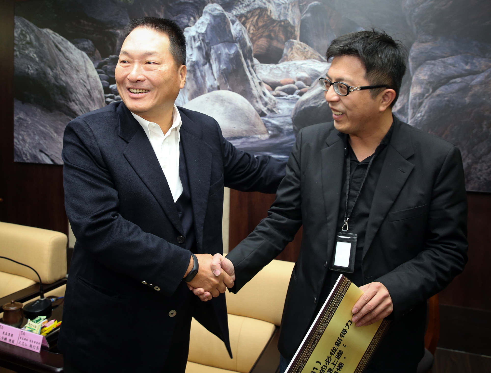 面對市場競爭激烈，王令麟（左）時時提醒同仁要「快！快！快！」才不會錯失發展機會。