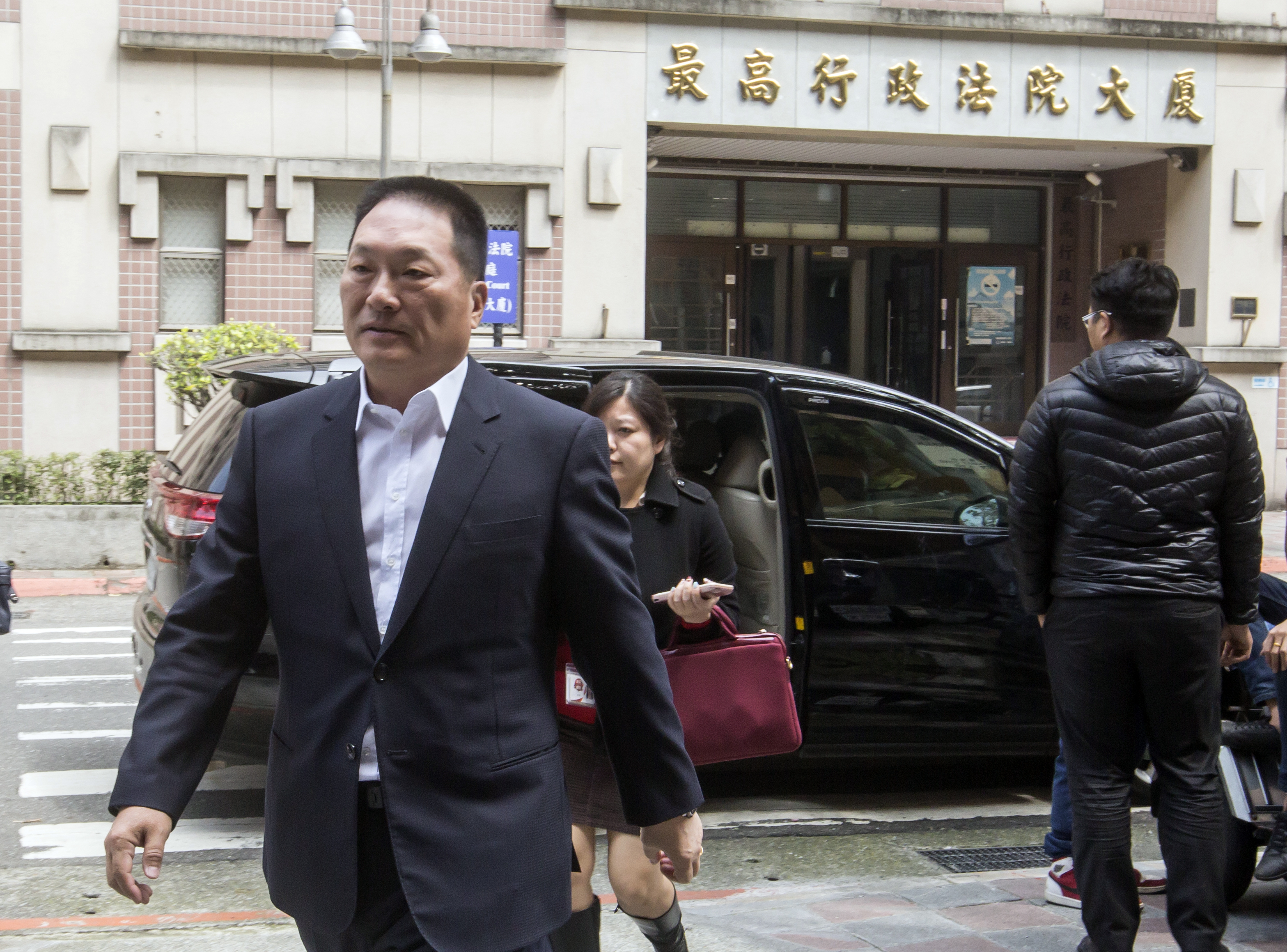 談到因自身司法案件而被限制出境，王令麟深感無奈。