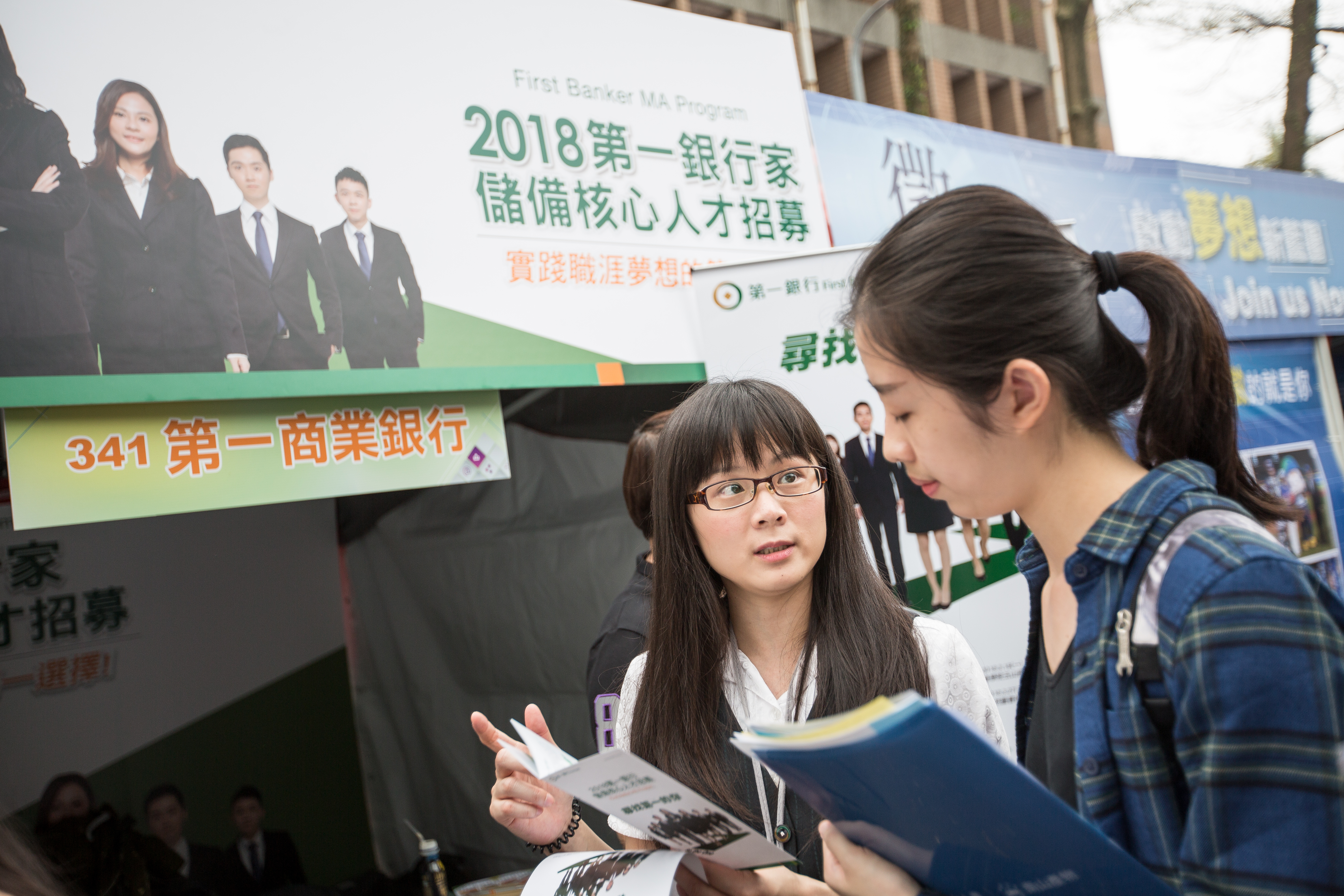 有壽險保額的類全委保單，保險成本較傳統保單便宜且透明，適合預算少的年輕人。