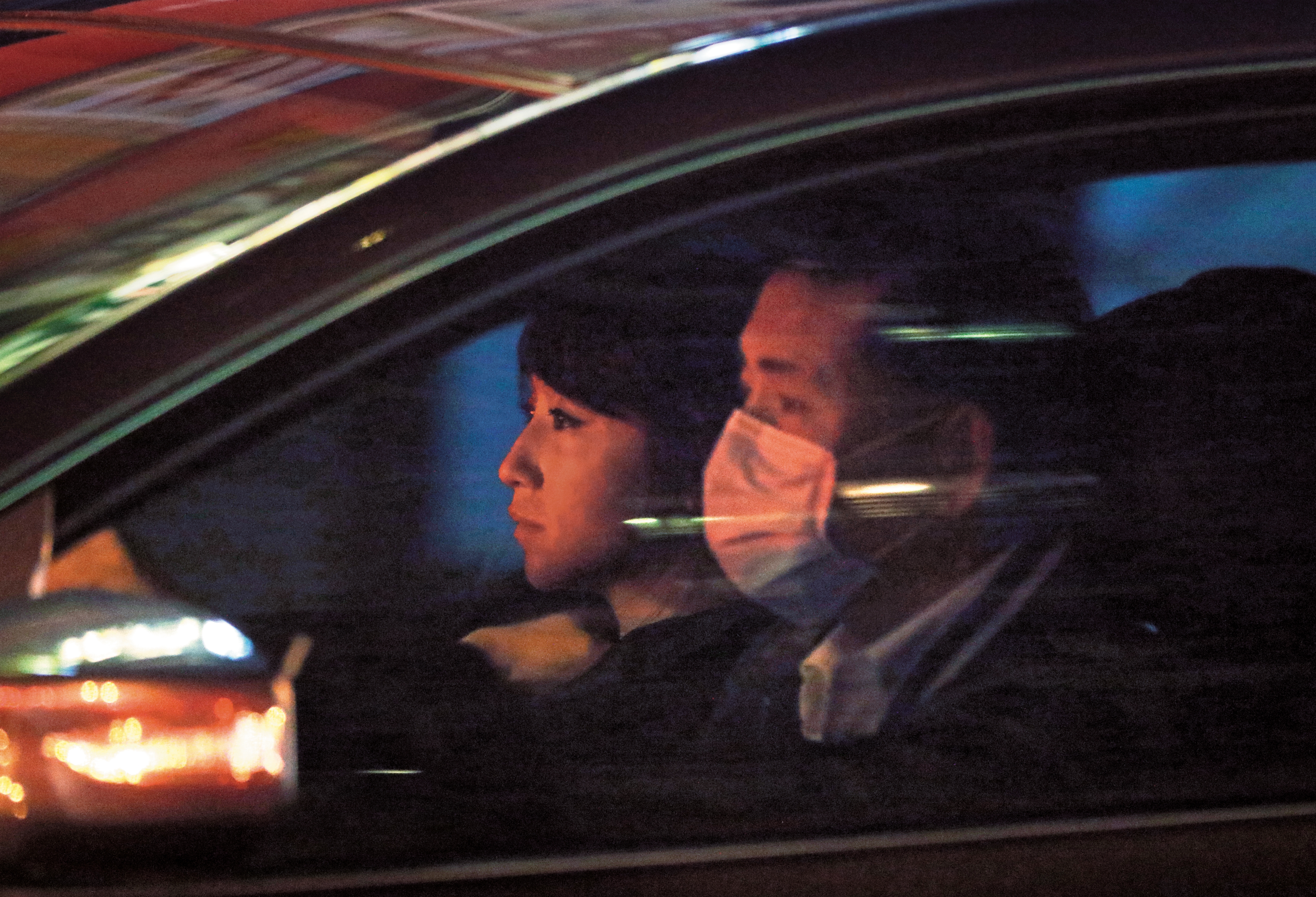 本刊趁停紅燈時靠近一看，車上女子正是戴錫欽的緋聞女友許淑華（左）。