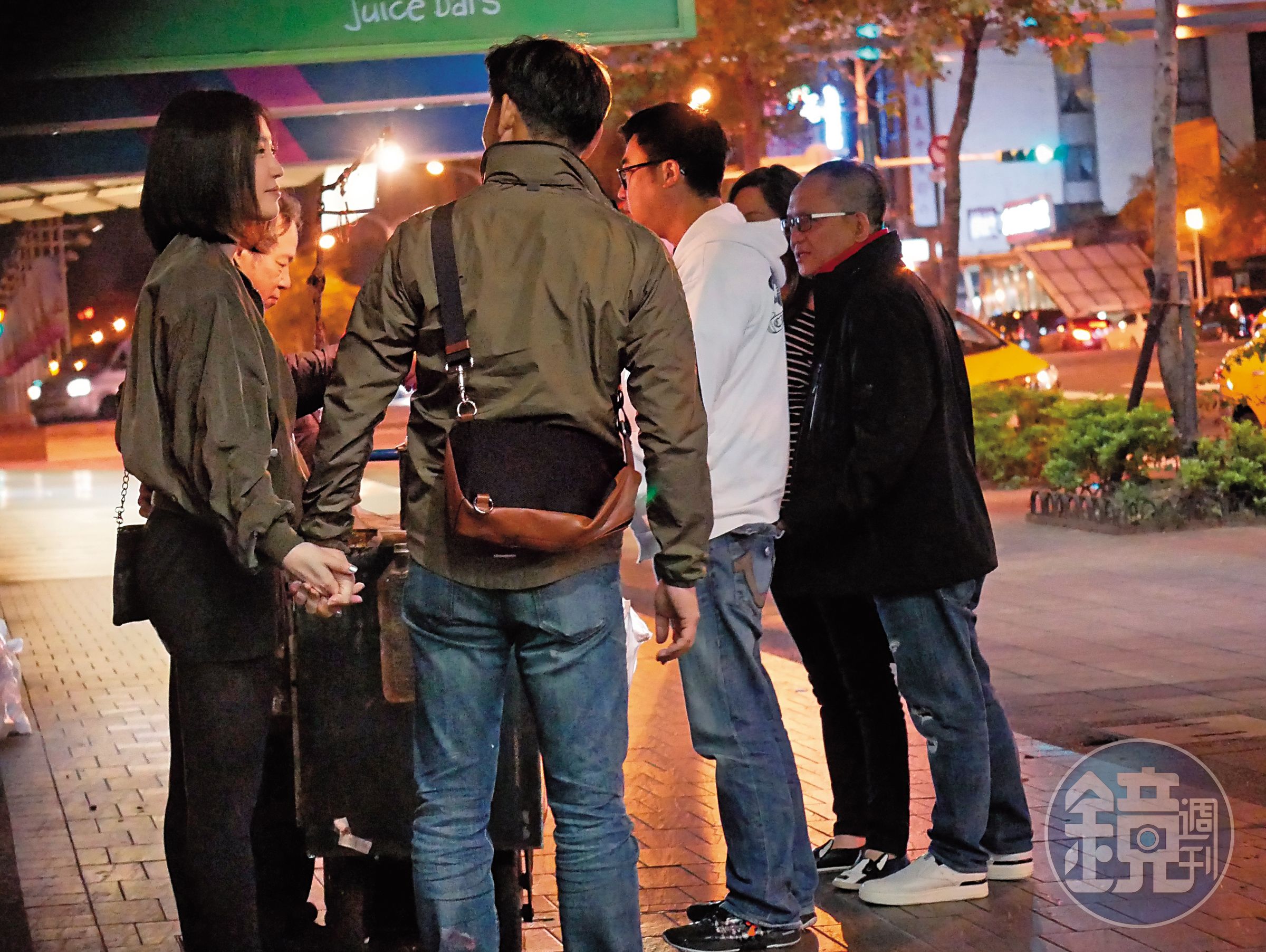 去年4月，戴錫欽曾牽著一名女子在路邊打香腸。
