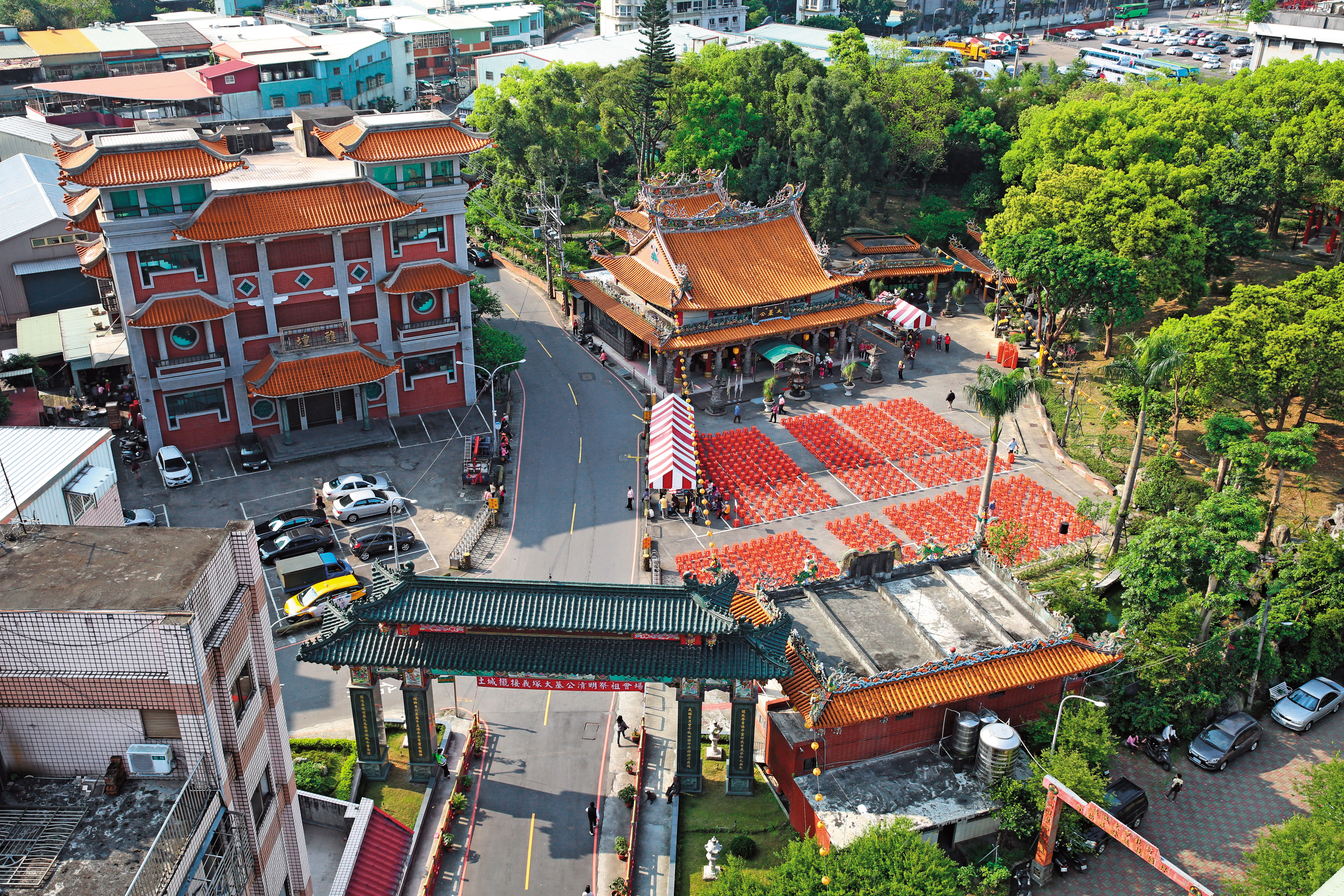 土城大墓公廟產雄厚，總價值超過50億元，卻也因此爭議不斷。