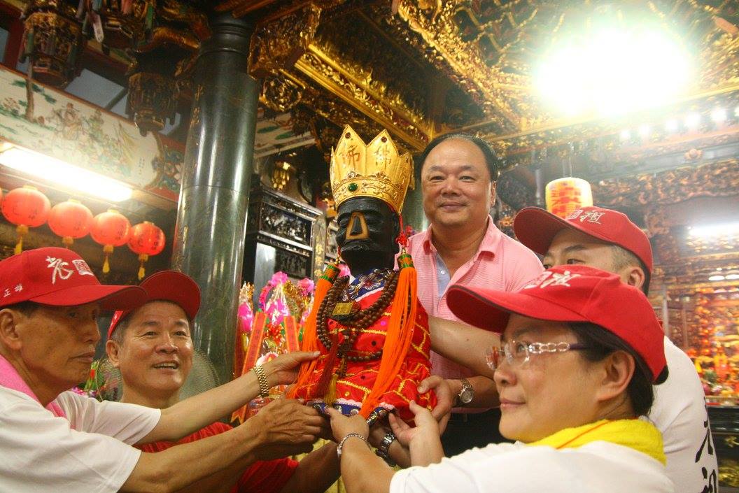 台灣多數廟宇資產雄厚，選舉和人事異動而屢屢引發爭議，連立委呂孫綾的父親呂子昌也曾身陷風波。（翻攝自呂子昌臉書）