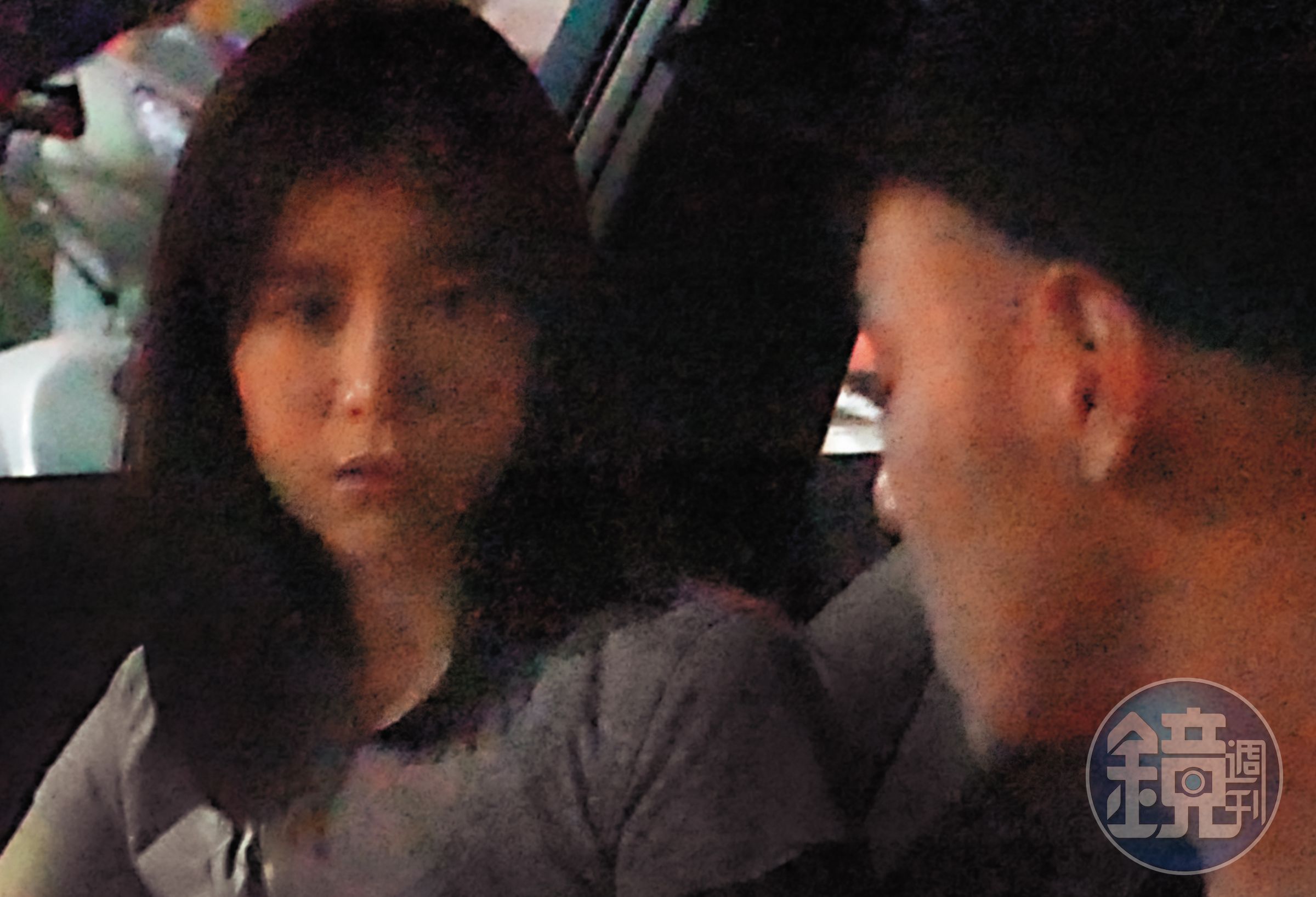 阮經天（左）跟李佳穎在車內幽會，聊得非常愉快，尤其孤男寡女顯得特別關係曖昧。