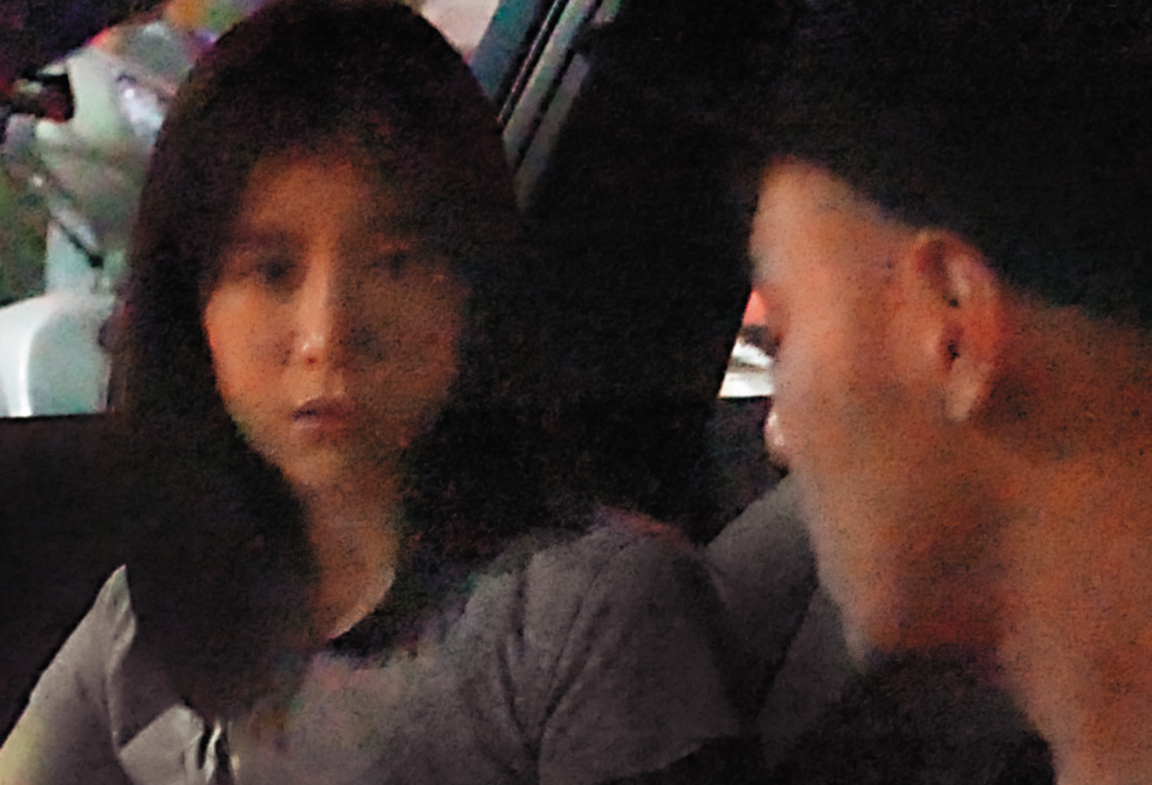 阮經天（左）跟李佳穎在車內幽會，聊得非常愉快，尤其孤男寡女顯得特別關係曖昧。