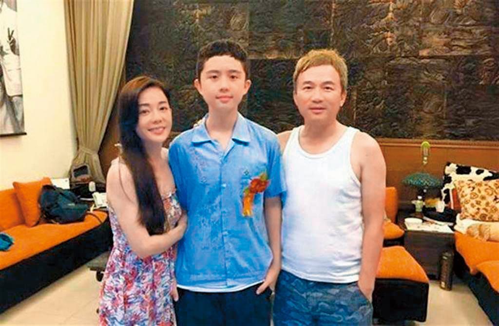 孫鵬與狄鶯對兒子有不少特殊的教育方式。（翻攝自狄鶯臉書）