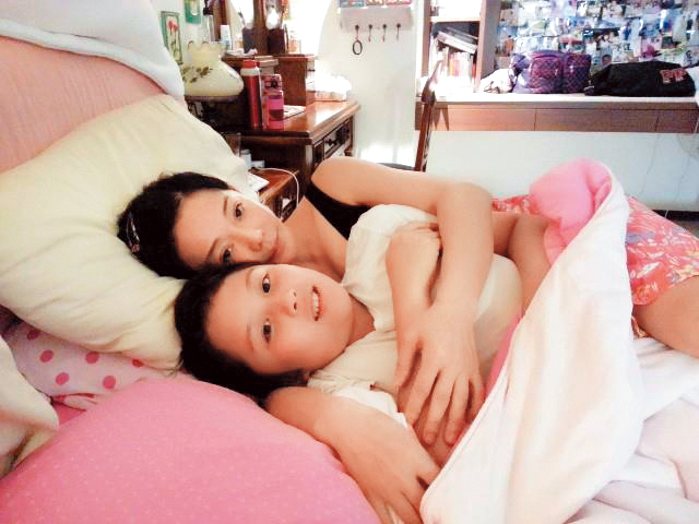 孫安佐很黏狄鶯，兩人經常睡在一起，還讓孫鵬吃了點小醋。（翻攝自狄鶯臉書）