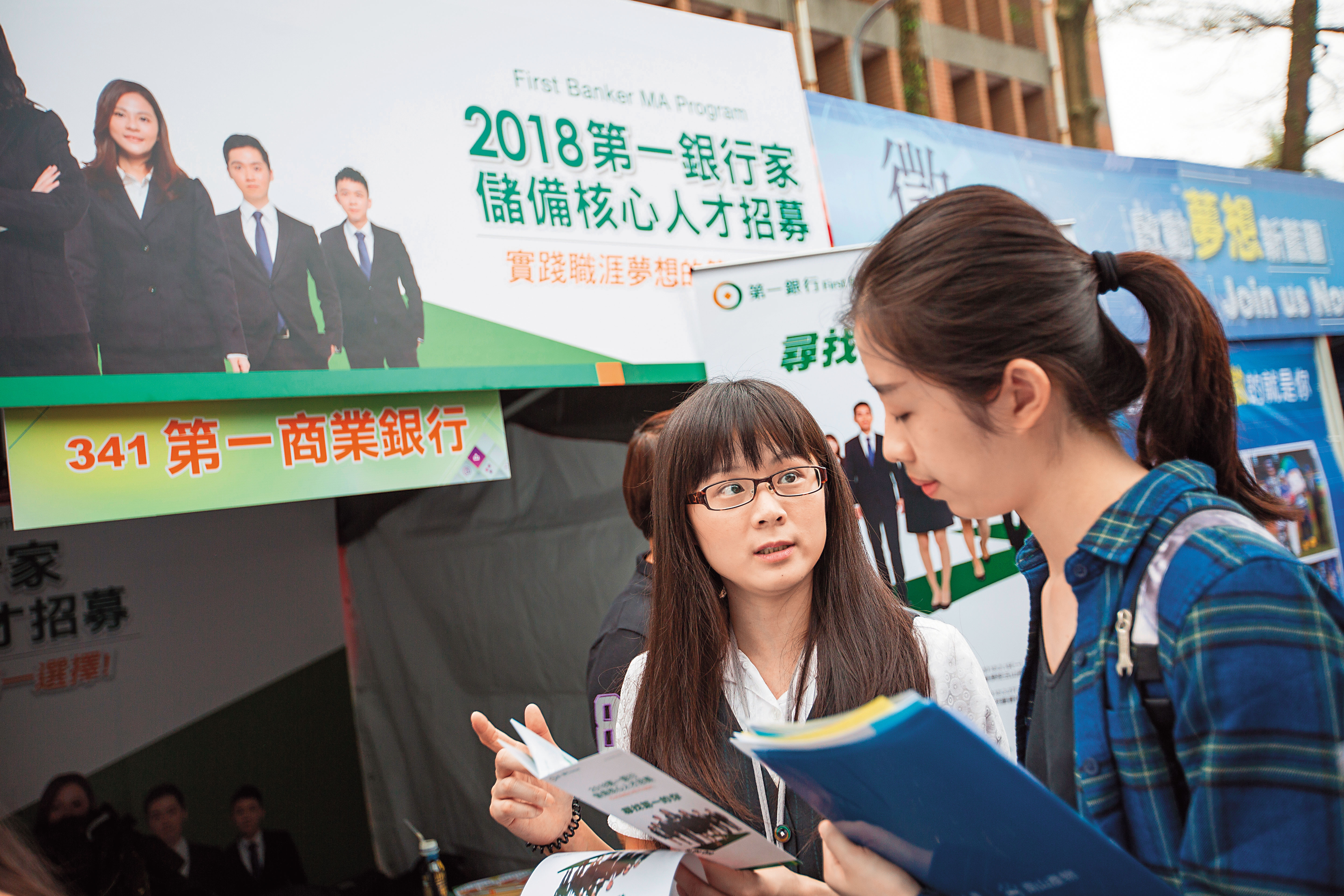 有壽險保額的類全委保單，保險成本較傳統保單便宜且透明，適合預算有限的年輕人。