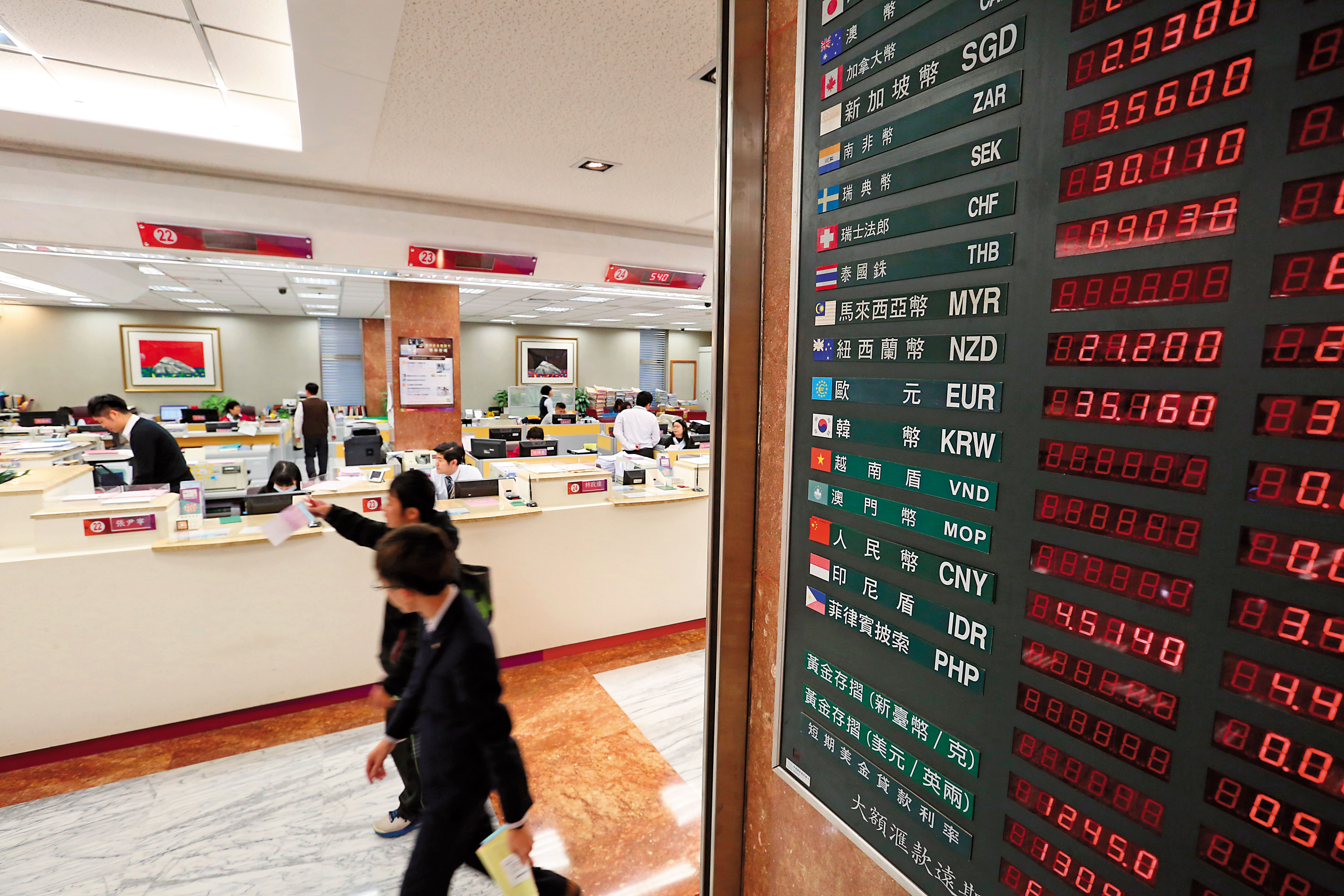 類全委保單大多連結境外的高收益債券基金，匯率風險不可不慎。