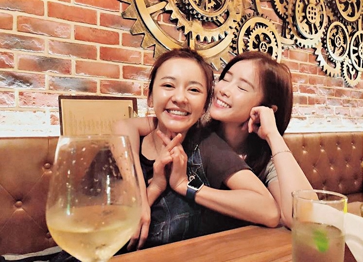 李佳穎（右）發現被偷拍，當晚發文跟陳意涵的合照，暗示她其實與陳在一起。（翻攝自李佳穎IG）