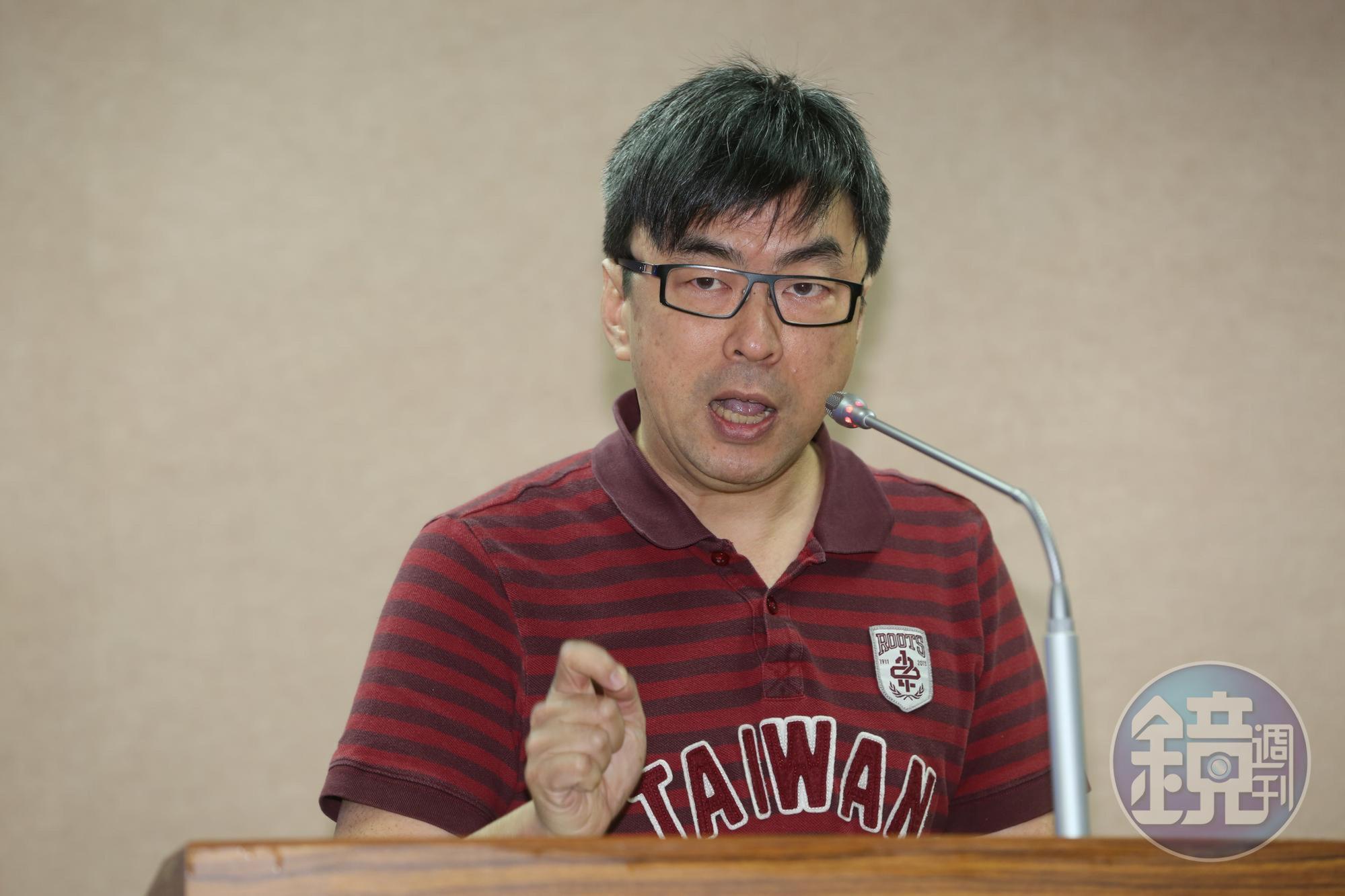 「財團法人法草案」日前送立法院審查,內政部卻建議適用範圍排除宗教法人,與行政院不同調而引發立委段宜康炮轟。