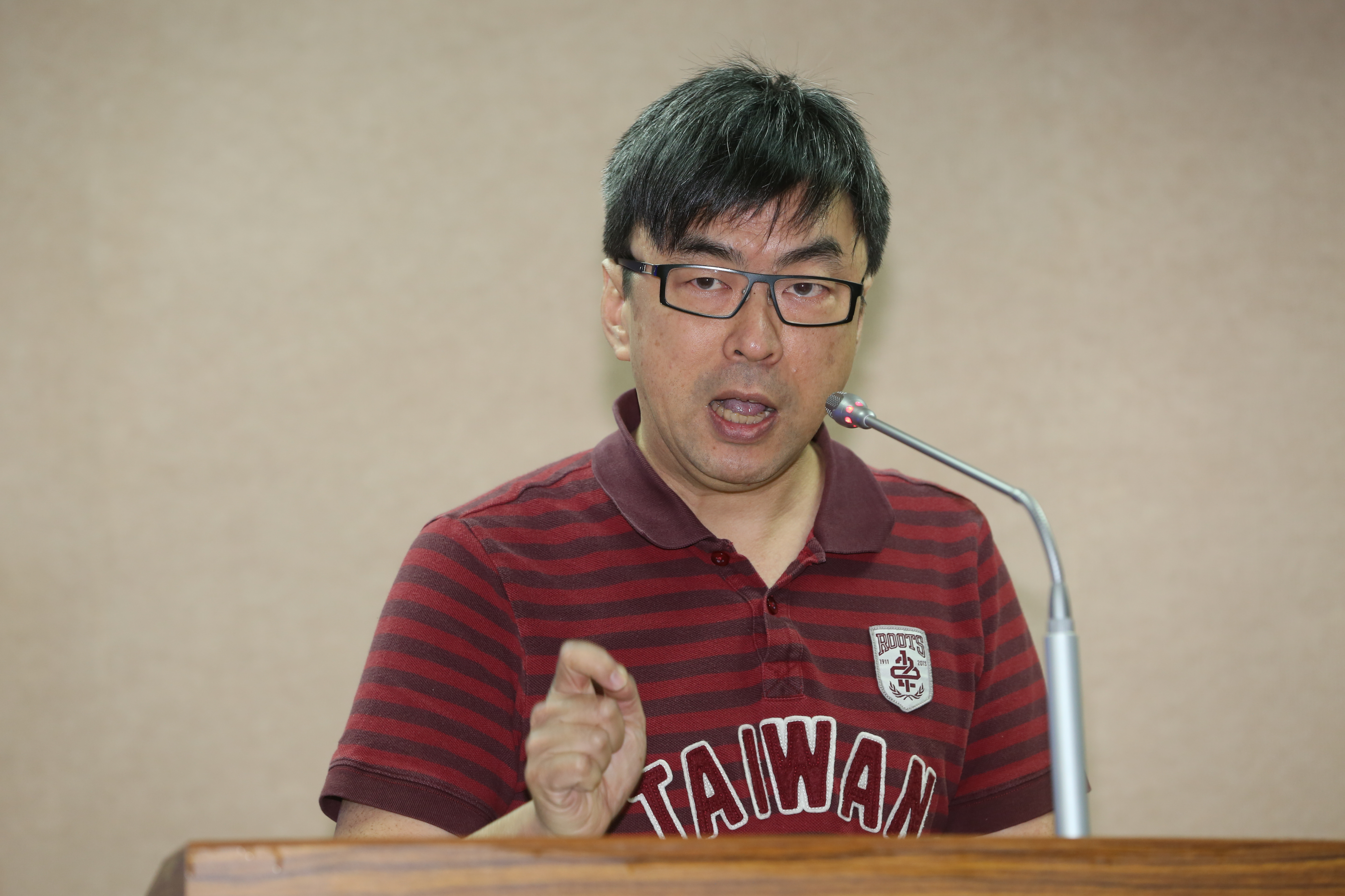  「財團法人法草案」日前送立法院審查，內政部卻建議適用範圍排除宗教法人，與行政院不同調而引發立委段宜康炮轟。