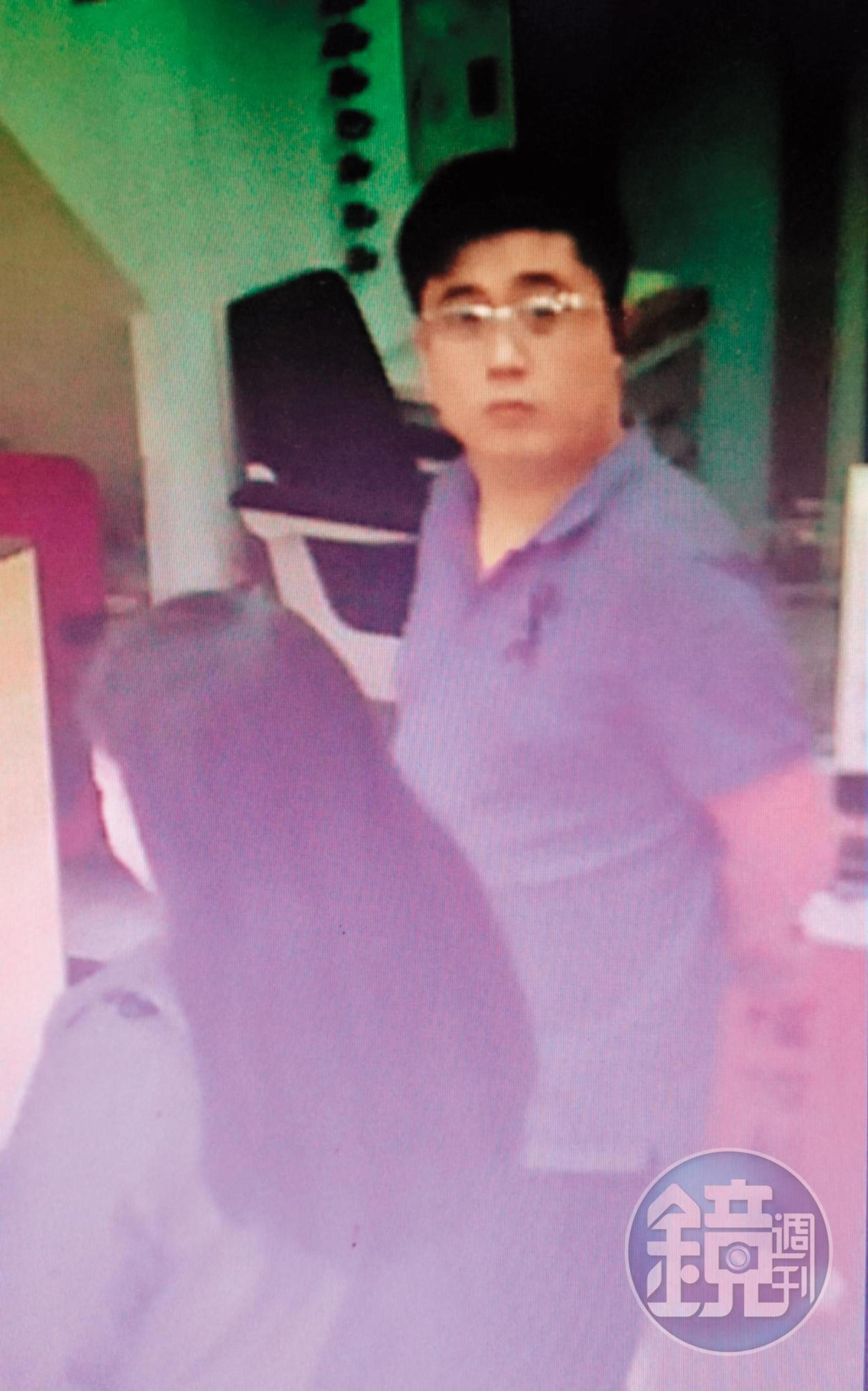 穿著藍色POLO衫的陳紹銘（右）佯裝業務，向眼鏡行推銷鏡框時左顧右盼，欲避開監視器。（翻攝畫面）