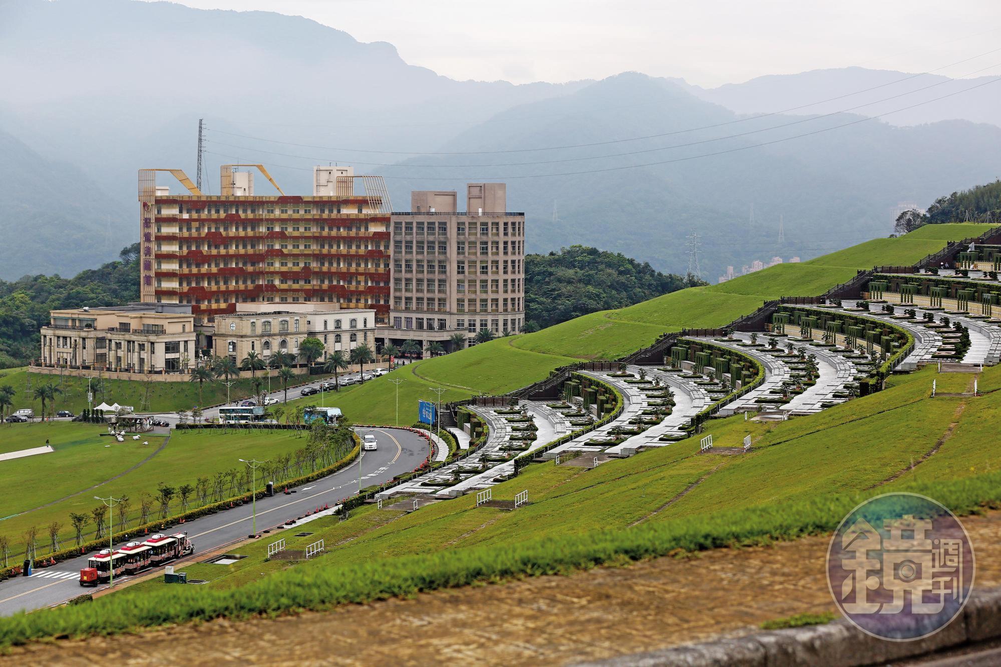 擁恆園區占地廣闊，墓碑附設QR Code，可供親友重現往生者昔日聲音影像，園區還提供樹葬、花葬，兼具環保及創意。