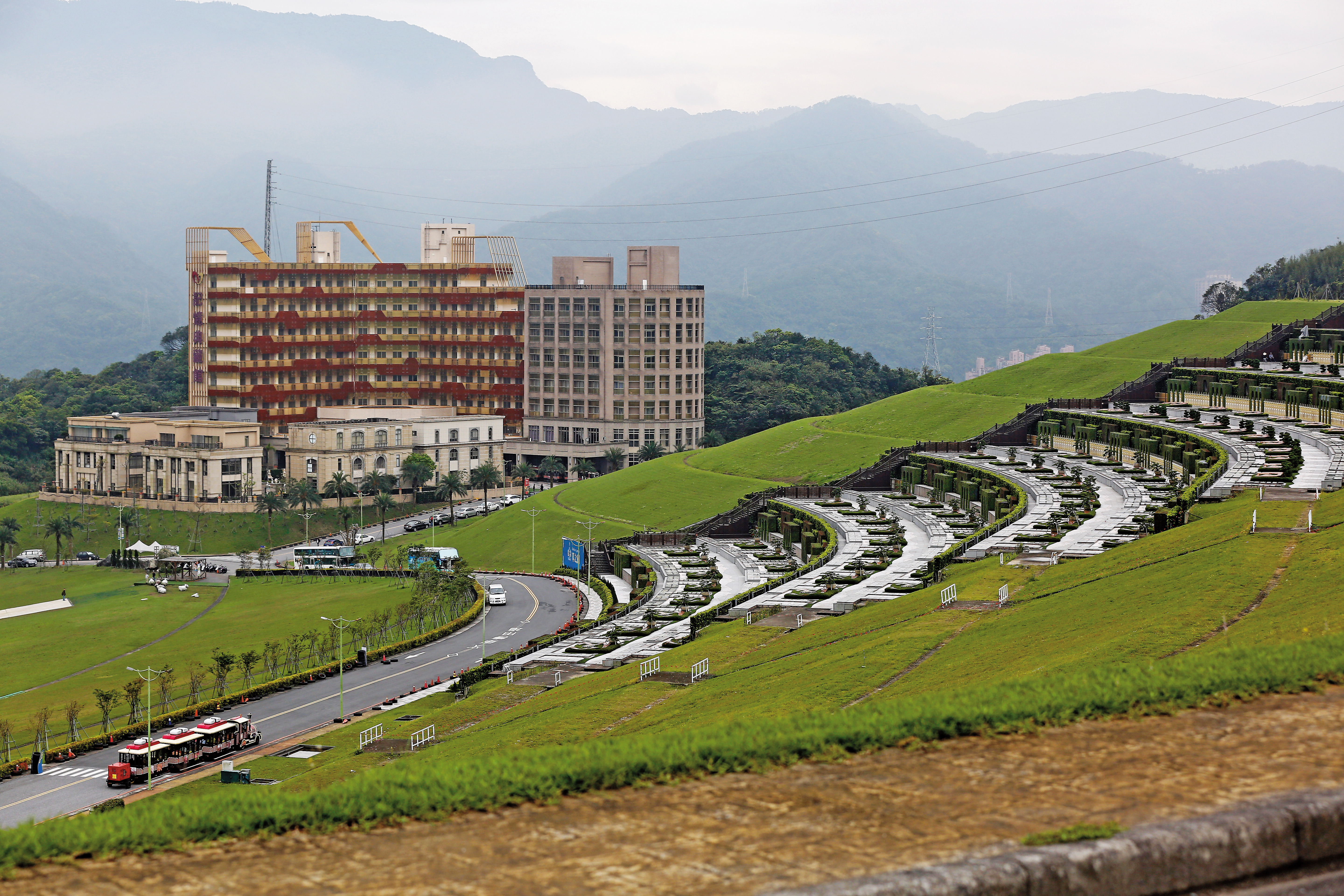 擁恆園區占地廣闊,墓碑附設QR Code,可供親友重現往生者昔日聲音影像,園區還提供樹葬、花葬,兼具環保及創意。