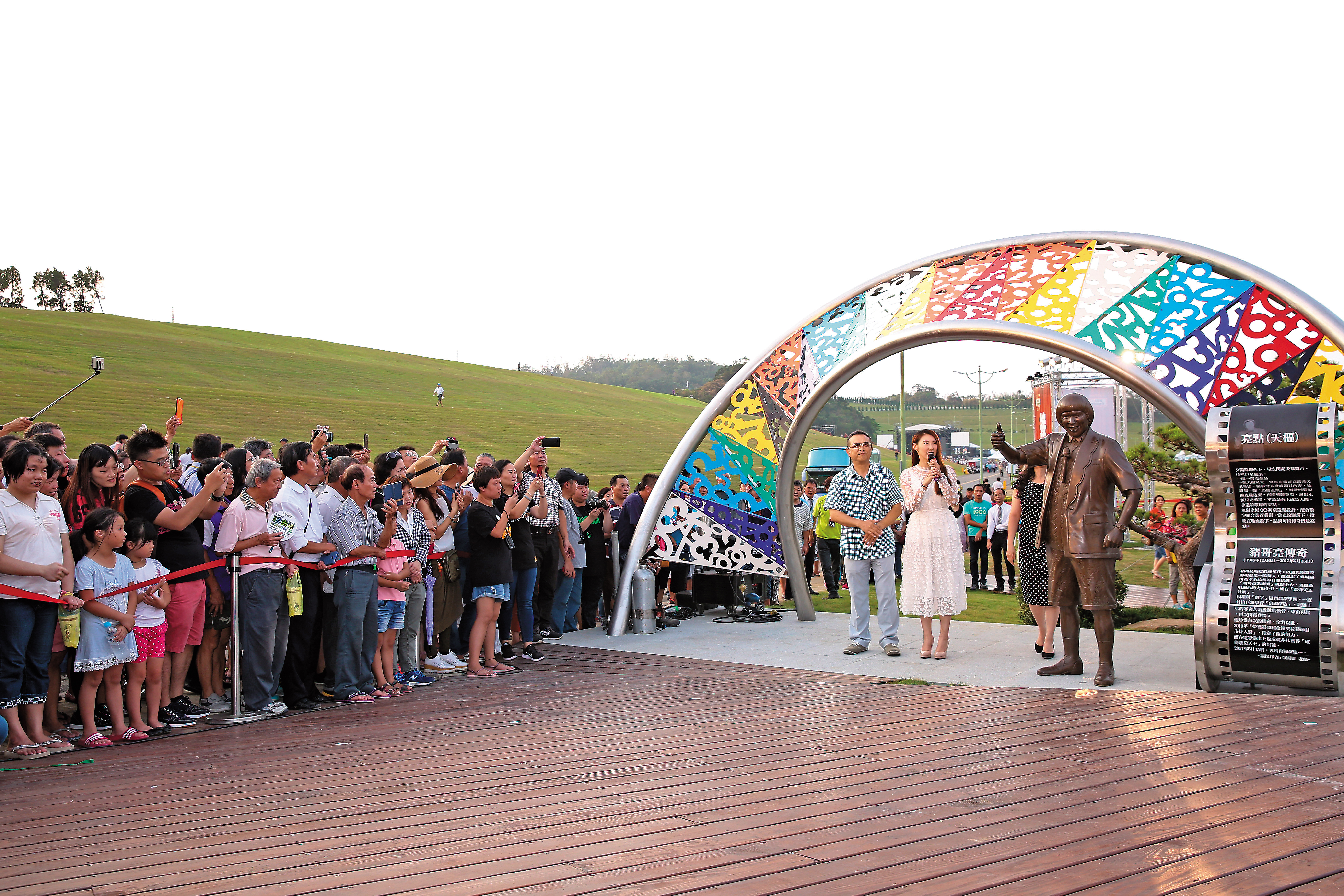 擁恆墓園綠意盎然，綜藝天王豬哥亮去年因病過世後也長眠於此。