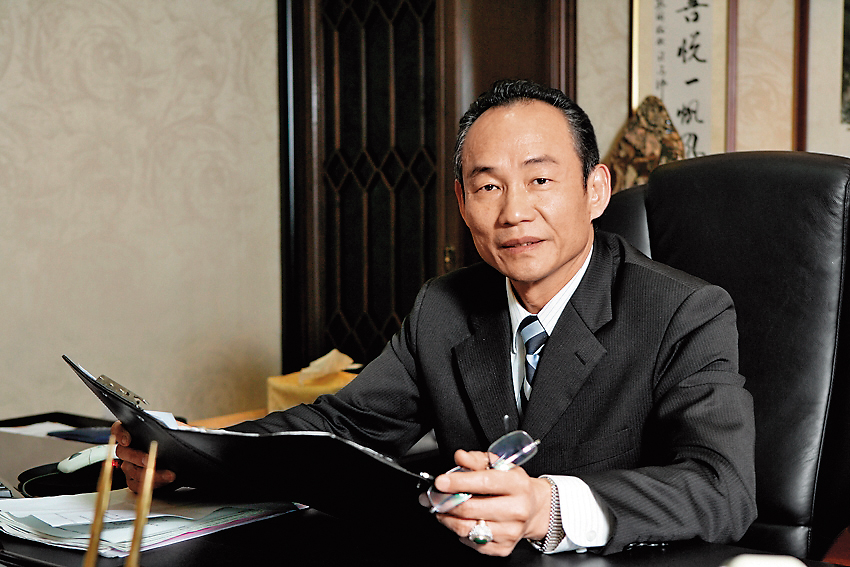 國統集團總裁陳振豐在擁恆墓園規劃星空草原，吸引觀光人潮，成為新興景點。（翻攝國統官網）