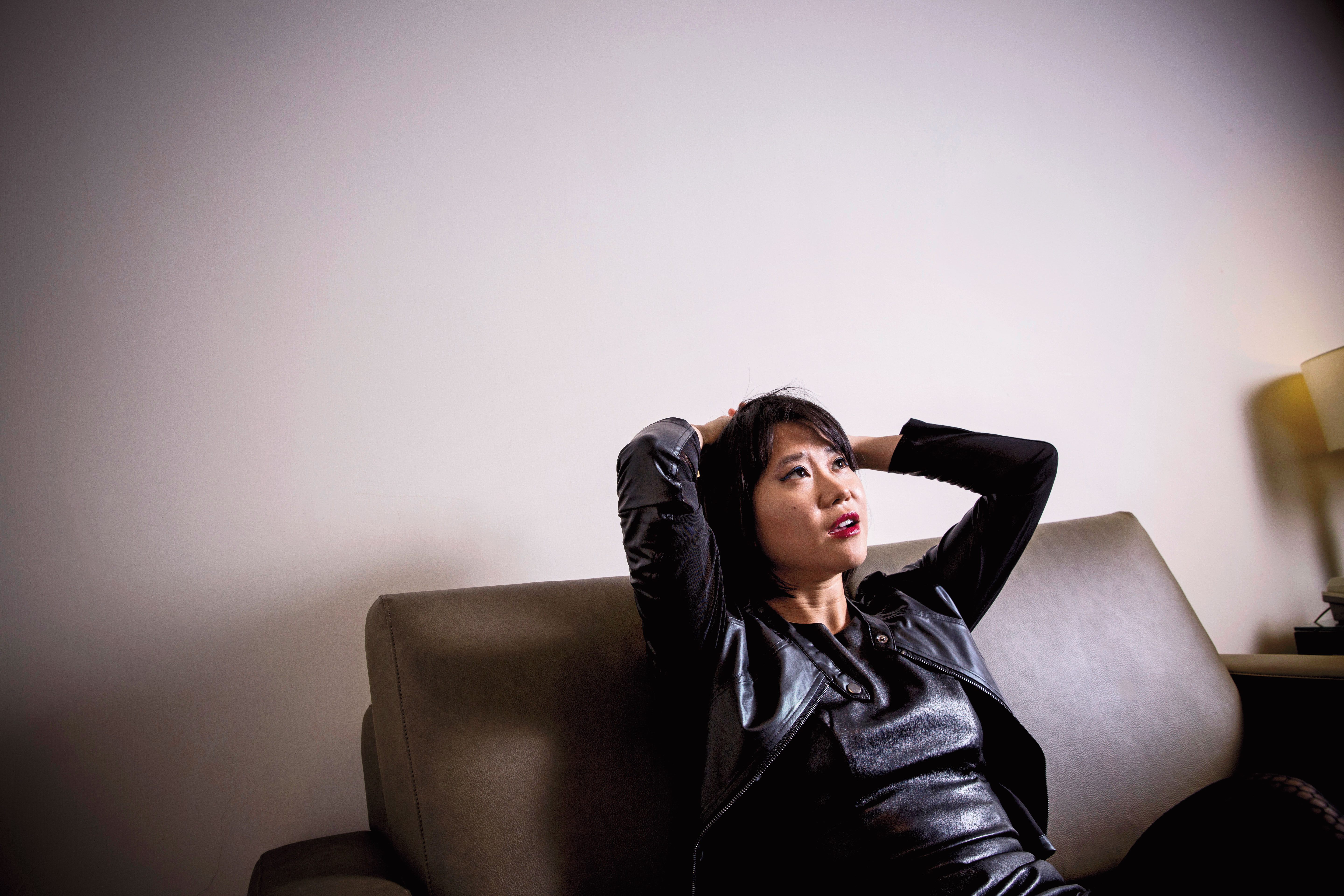 與嬌小身型相反，王羽佳不論說話或肢體動作皆率性而大器，一如她的音樂。