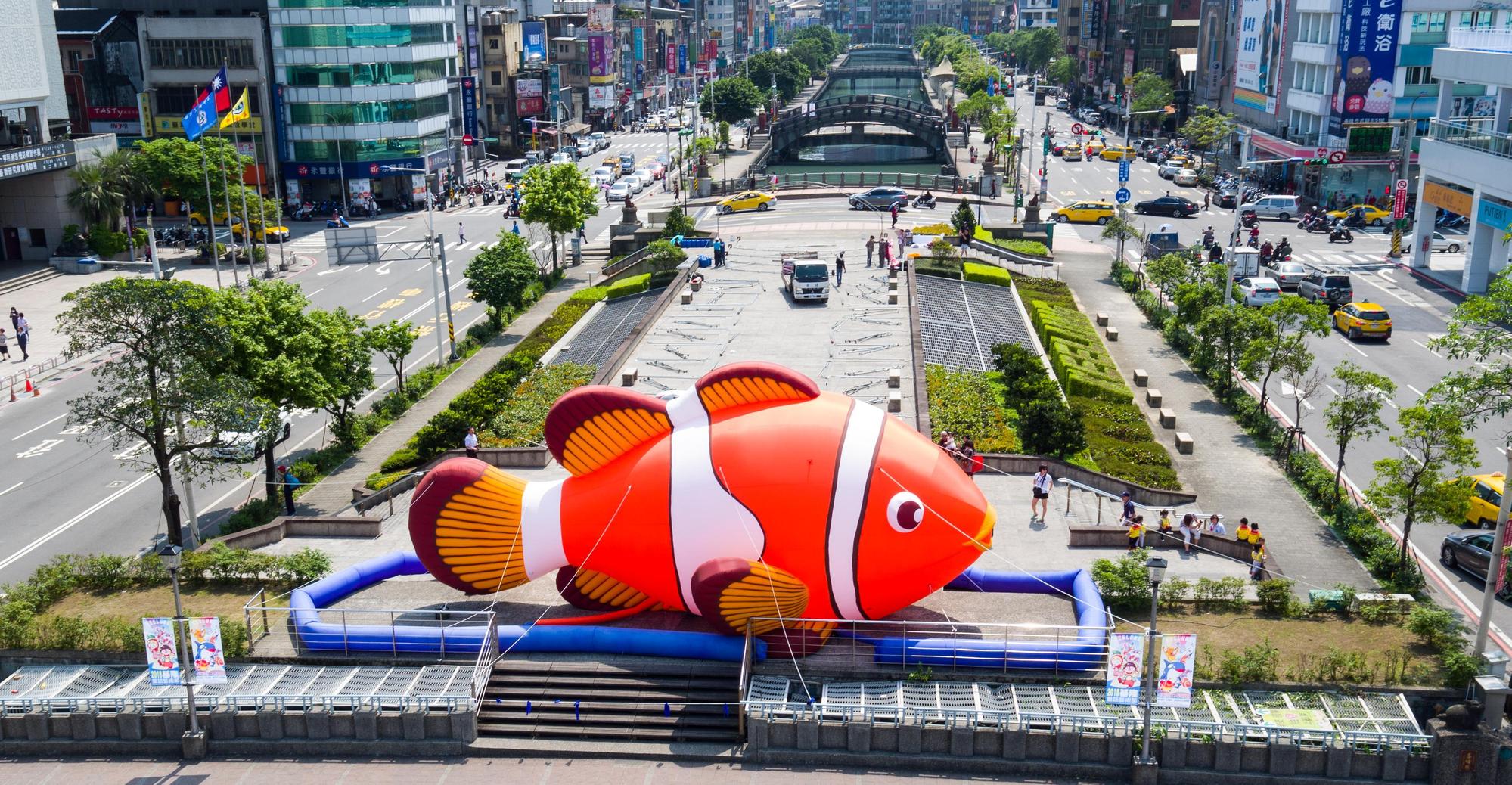 市民廣場上的小丑魚,尾鰭還會隨著風擺動。
