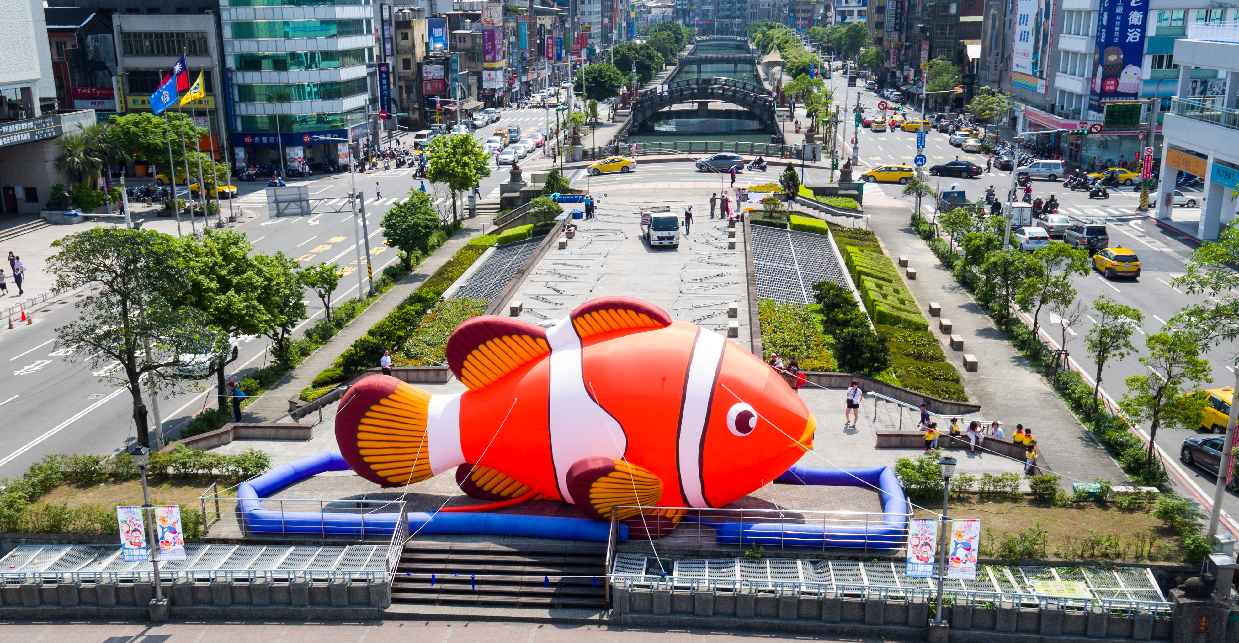 市民廣場上的小丑魚,尾鰭還會隨著風擺動。