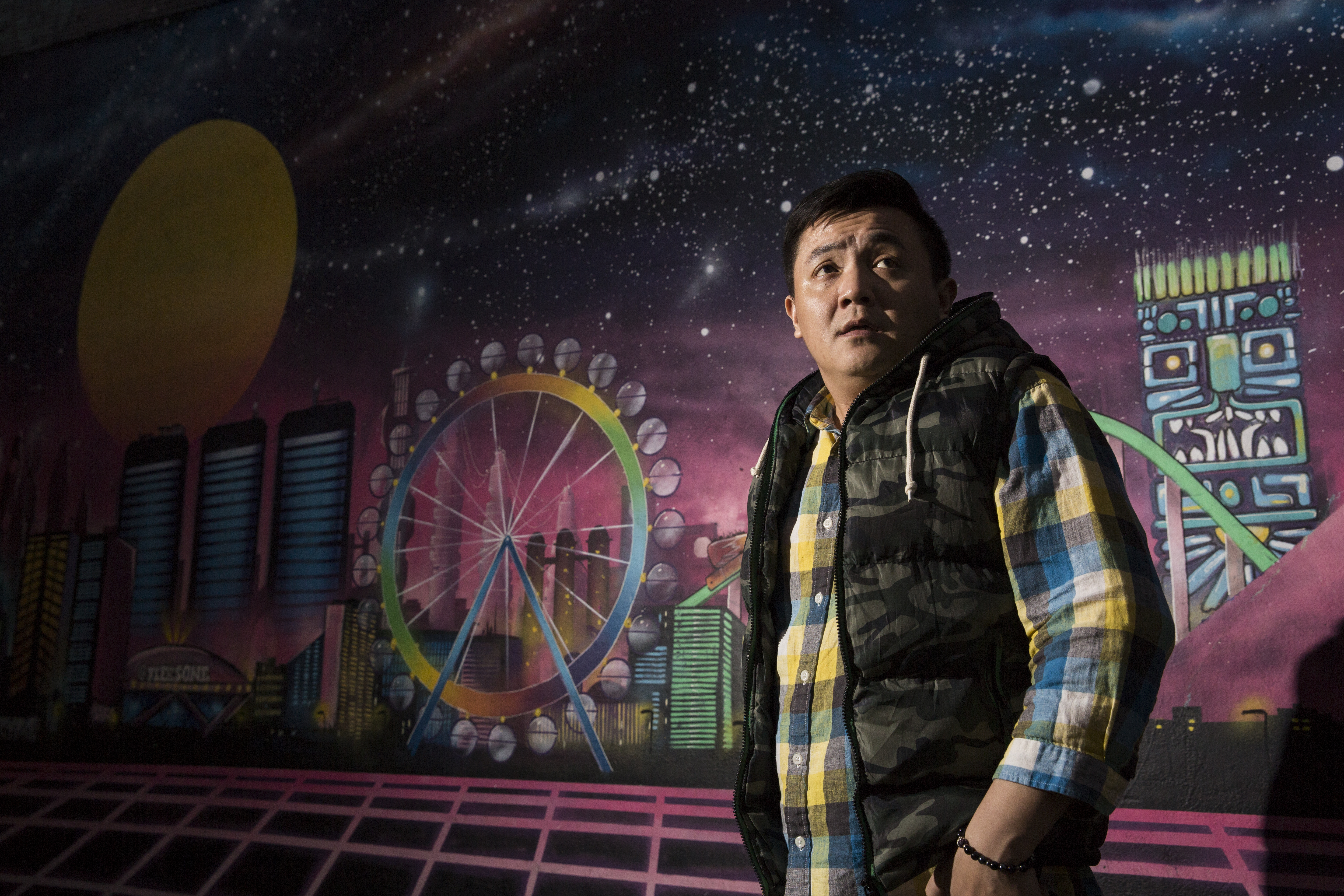 高盟傑因父親高天發經營臨時演員經紀公司，意外踏上演藝這條路。