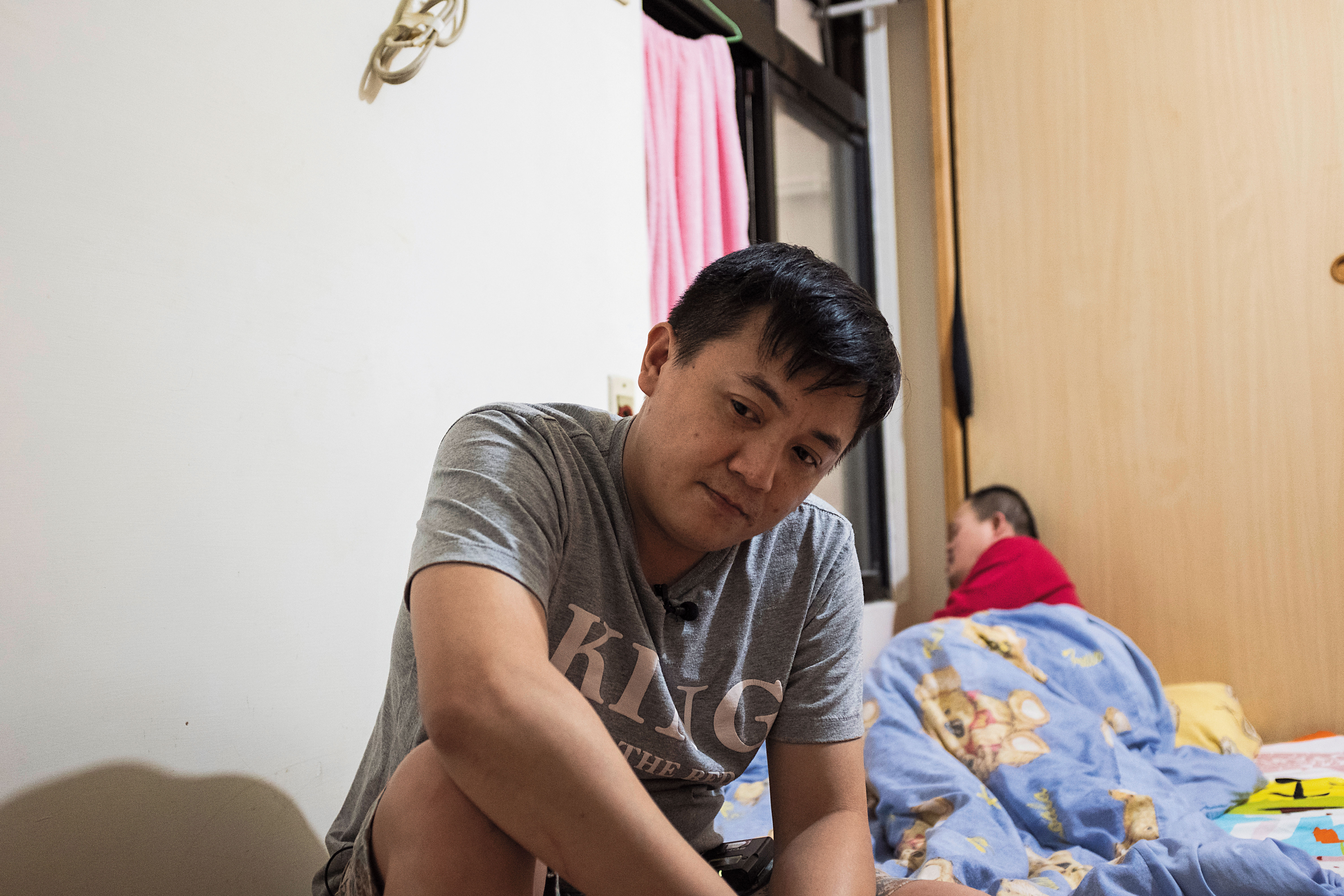 高盟傑現已遷出原生家庭獨自租房居住，這天他帶我們回家探望罹患唐氏症的弟弟阿展（後方紅衣者）。