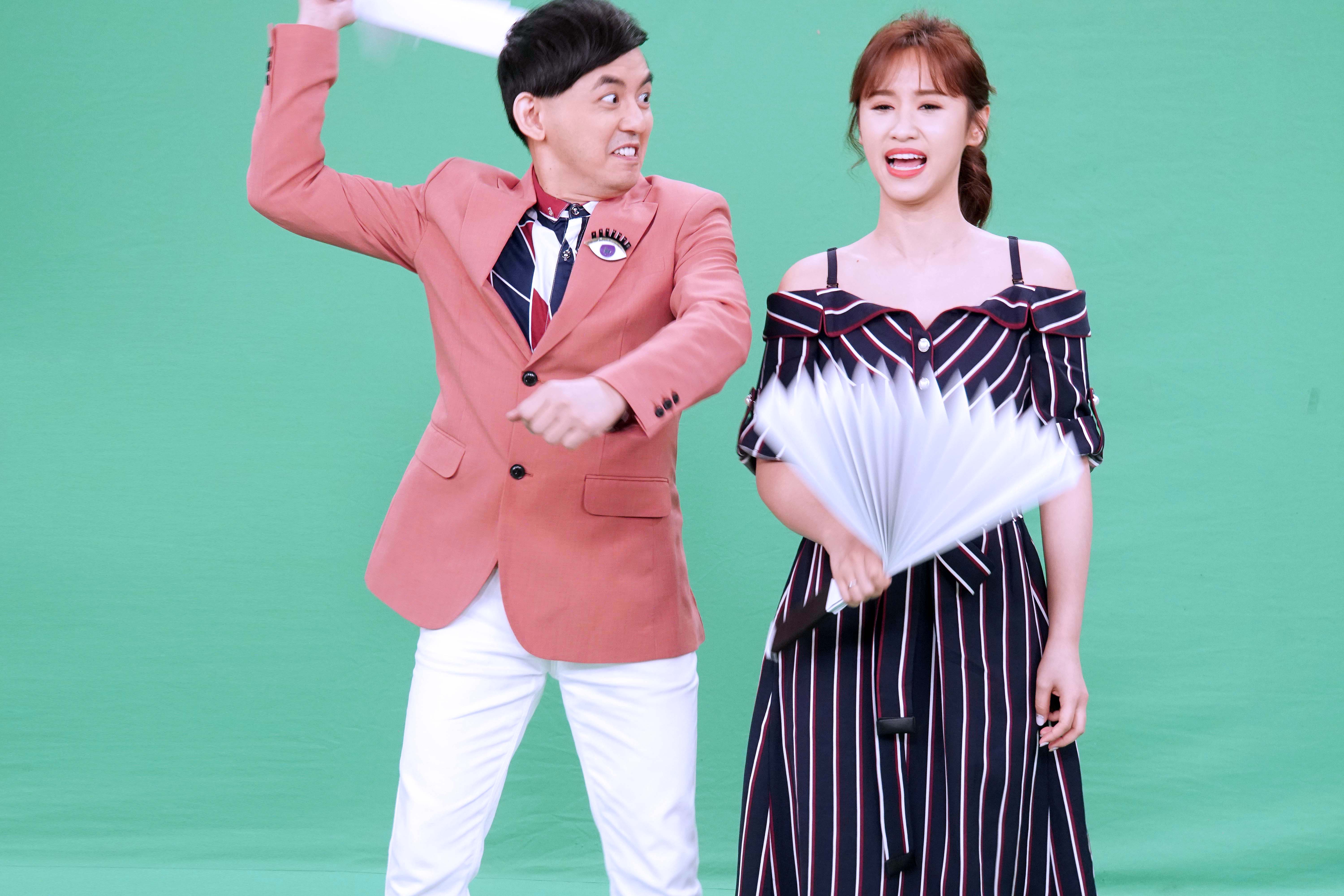 公視節目一呼百應昨拍宣傳片，黃子佼為求效果作勢要罵吳姍儒。（公視提供）