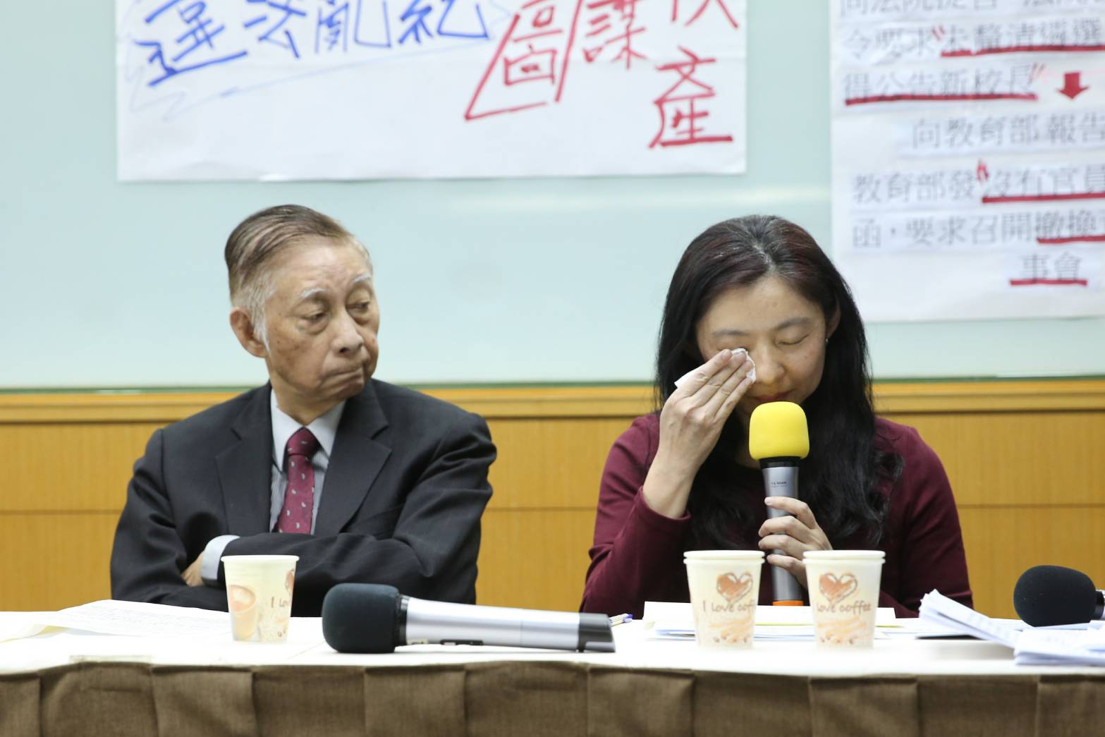 文大董事長張鏡湖與女兒張海燕召開記者會控訴董事圖謀校產，張海燕還邊說邊拭淚。
