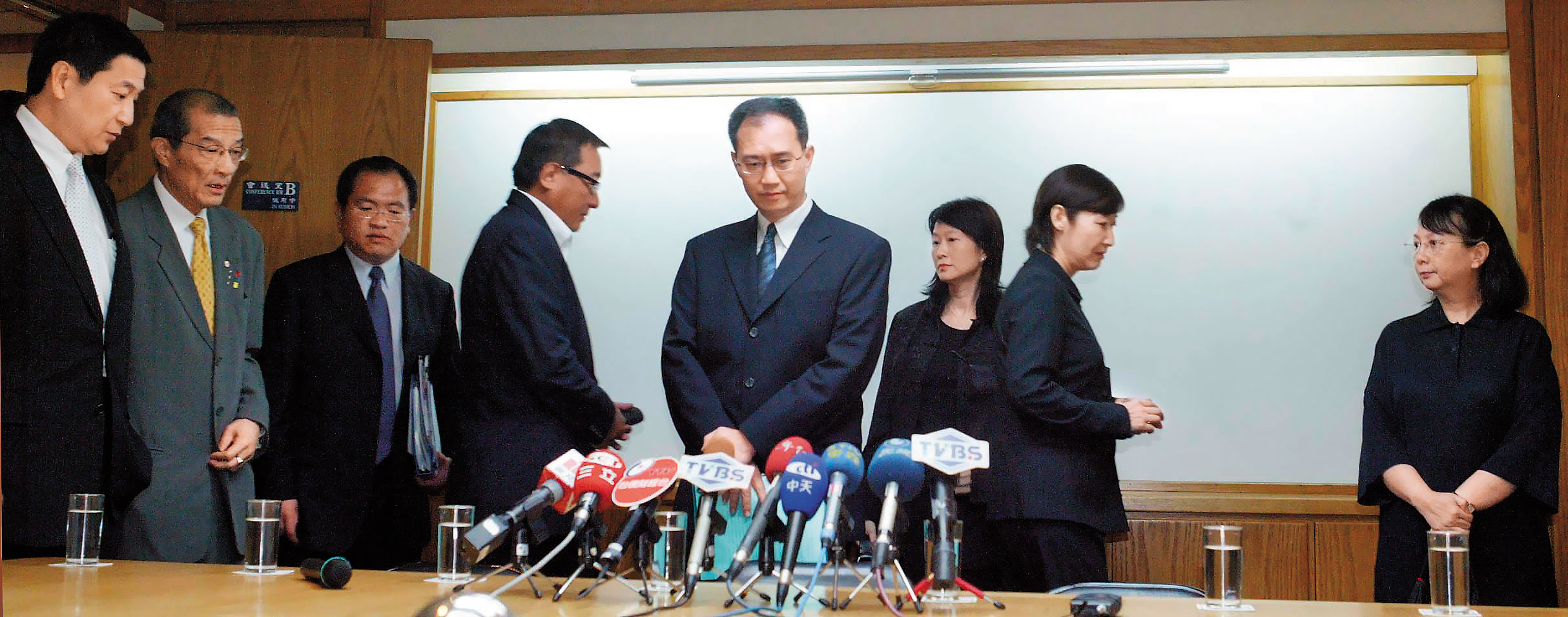 辜振甫的子女曾全員出席記者會，力挺父親絕無外遇，胡其龍（左4）當時也與妻子辜懷群（右1）現身會場。（聯合知識庫）