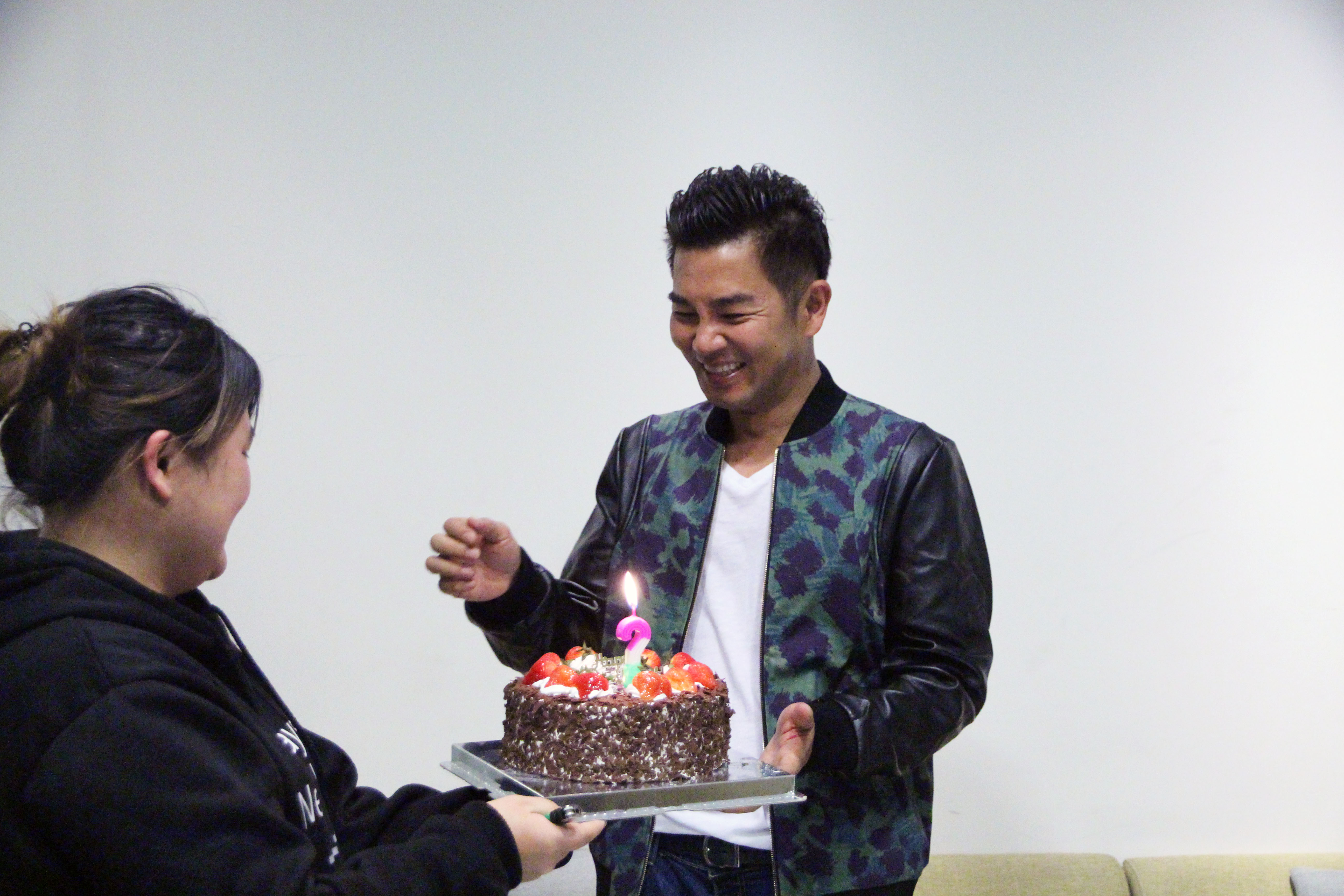 謝承均看到工作人員捧著生日蛋糕，顯得很高興。（三立提供）