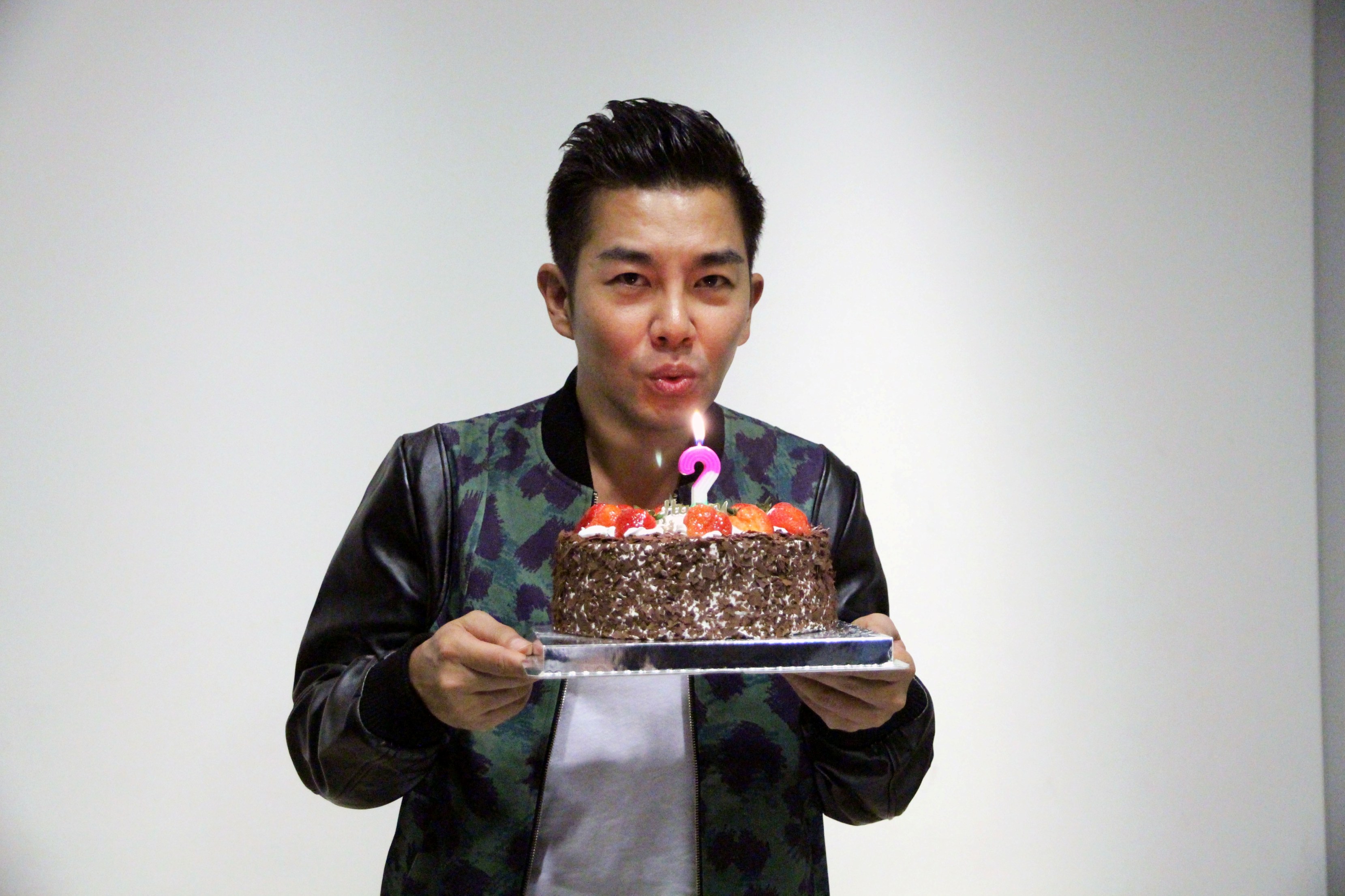 謝承均提前慶生，希望演出渣男的角色可以變好一點。（三立提供）